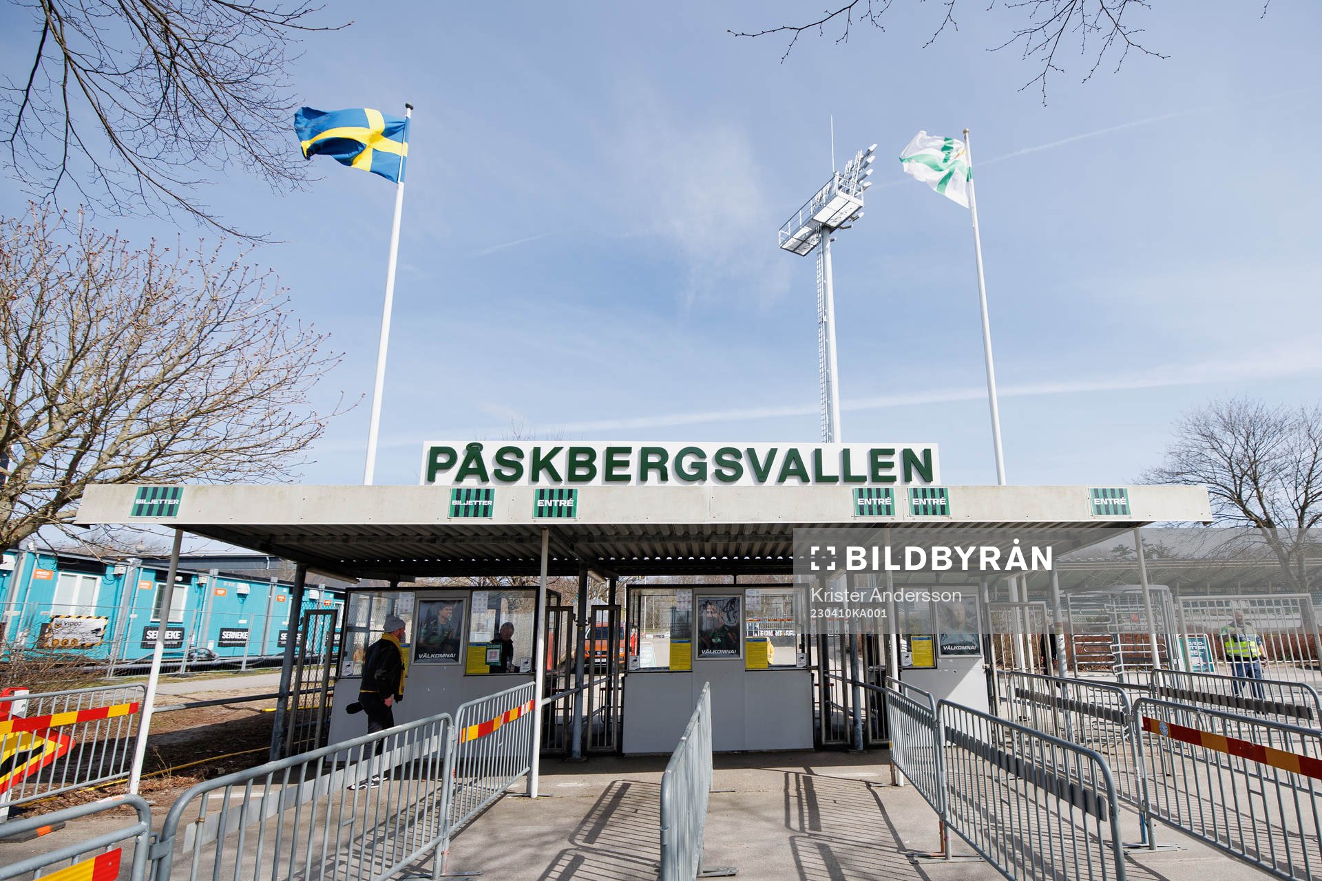 Entrén till Påskbergsvallen före fotbollsmatchen i