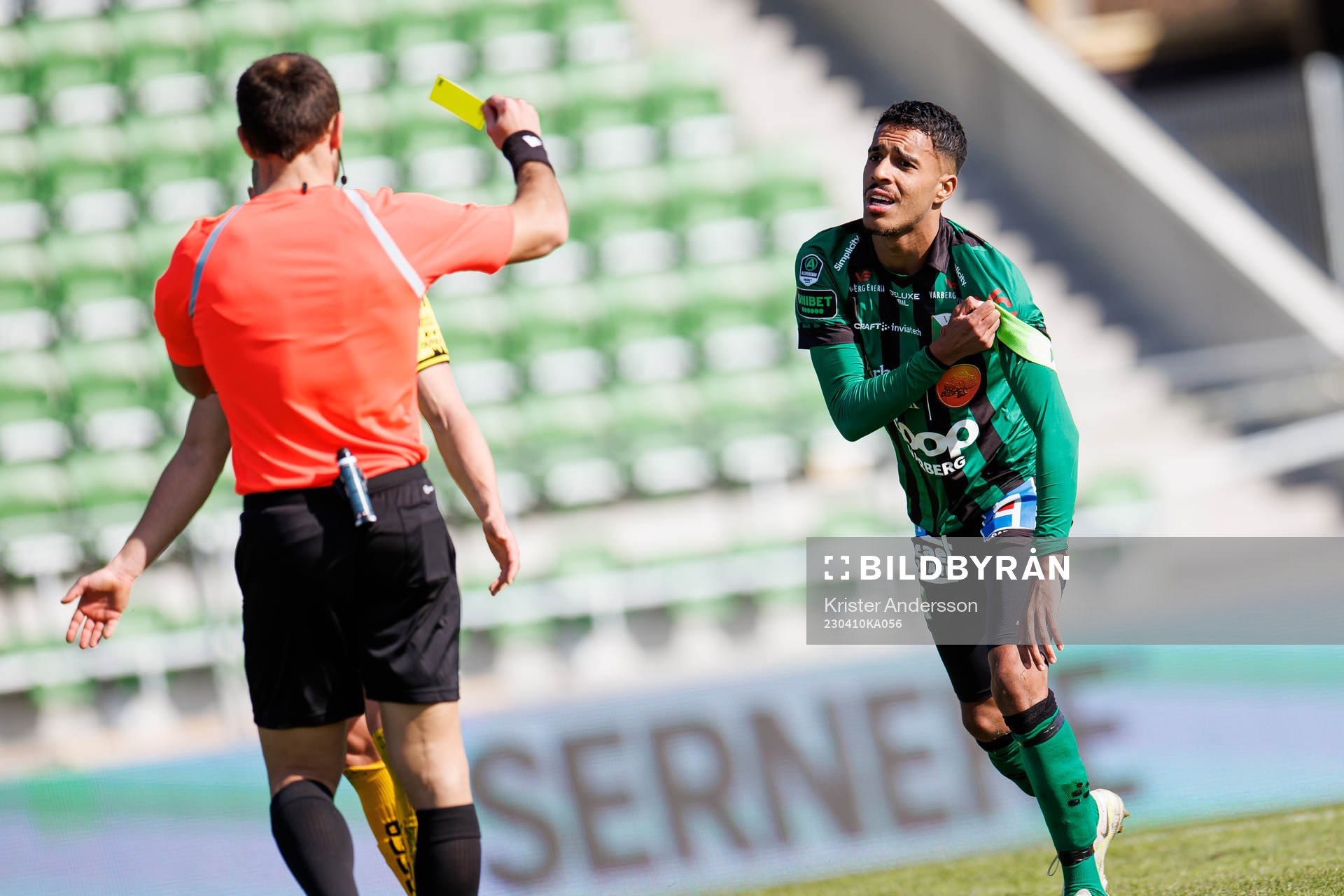 Varbergs Eliton Pardinho Toreta Junior får gult kort av