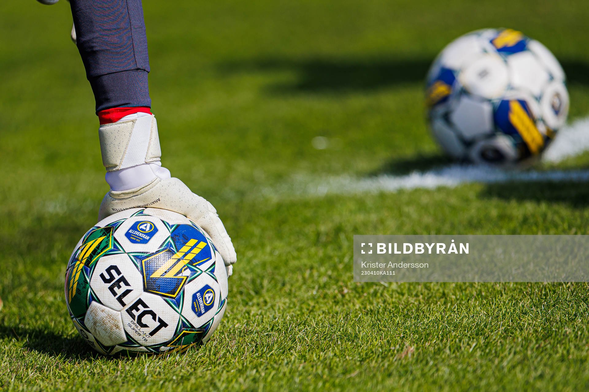 En fotboll före fotbollsmatchen i Allsvenskan mellan