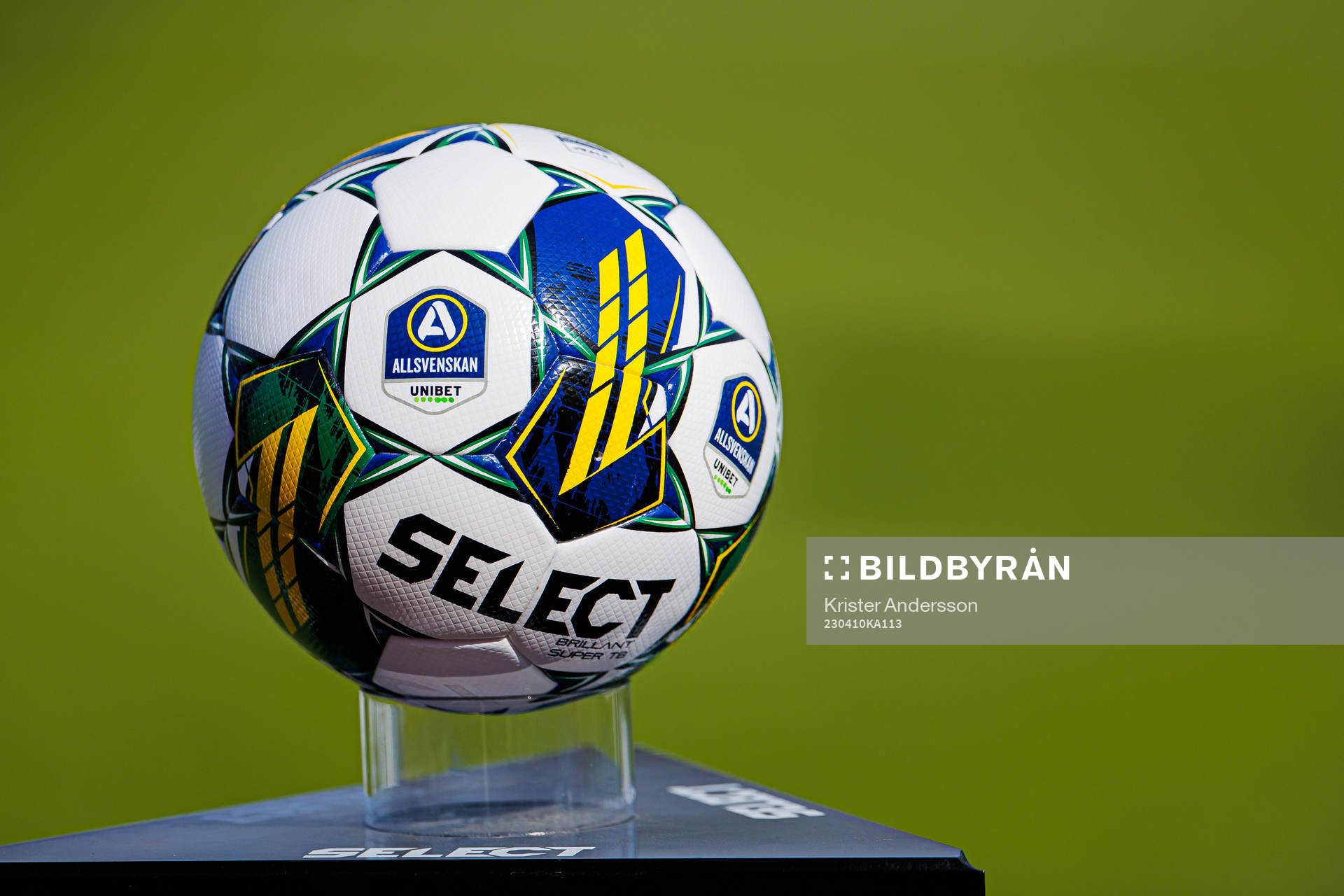 En fotboll före fotbollsmatchen i Allsvenskan mellan
