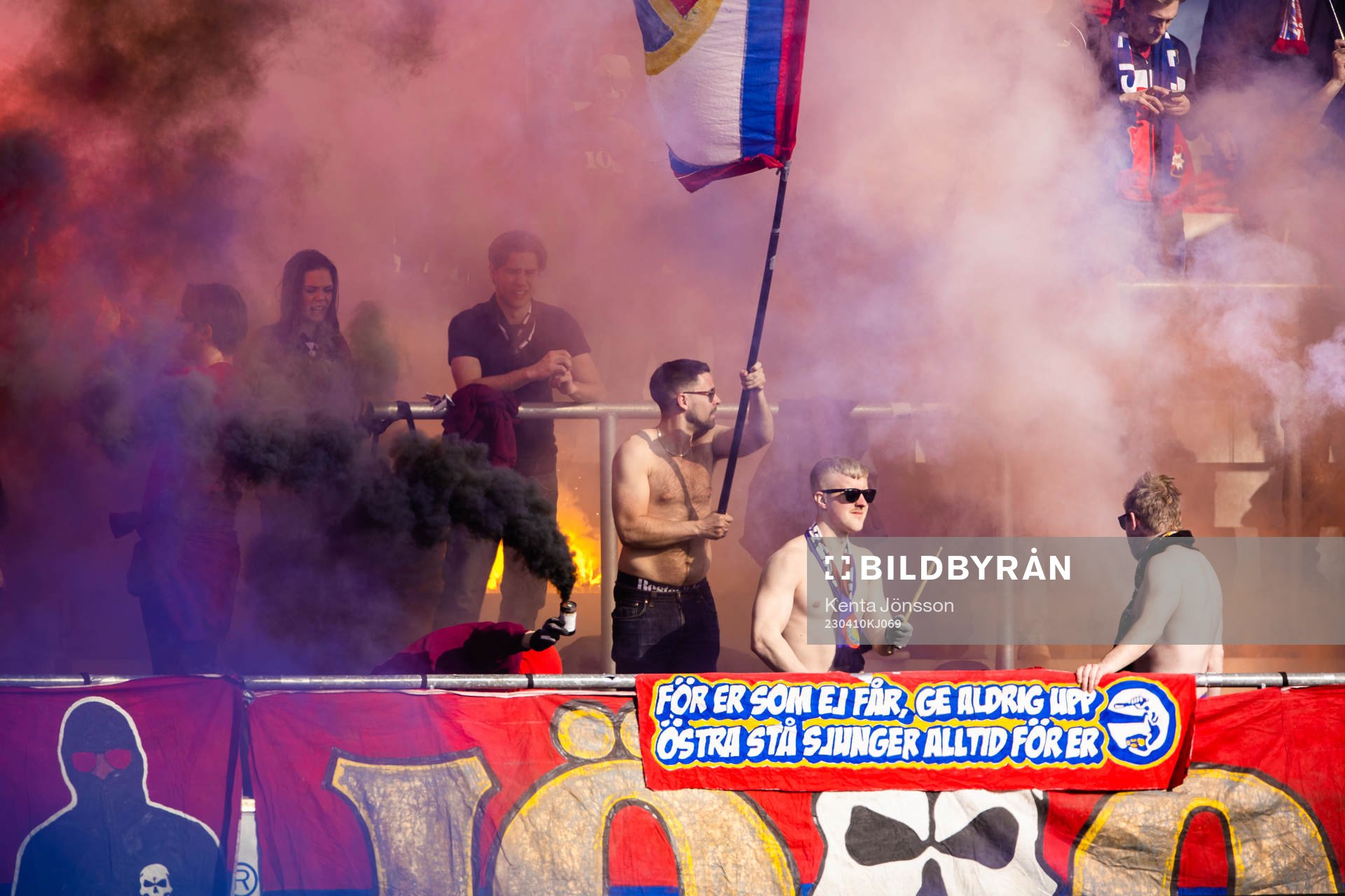 Örgrytes supportrar med pyroteknik