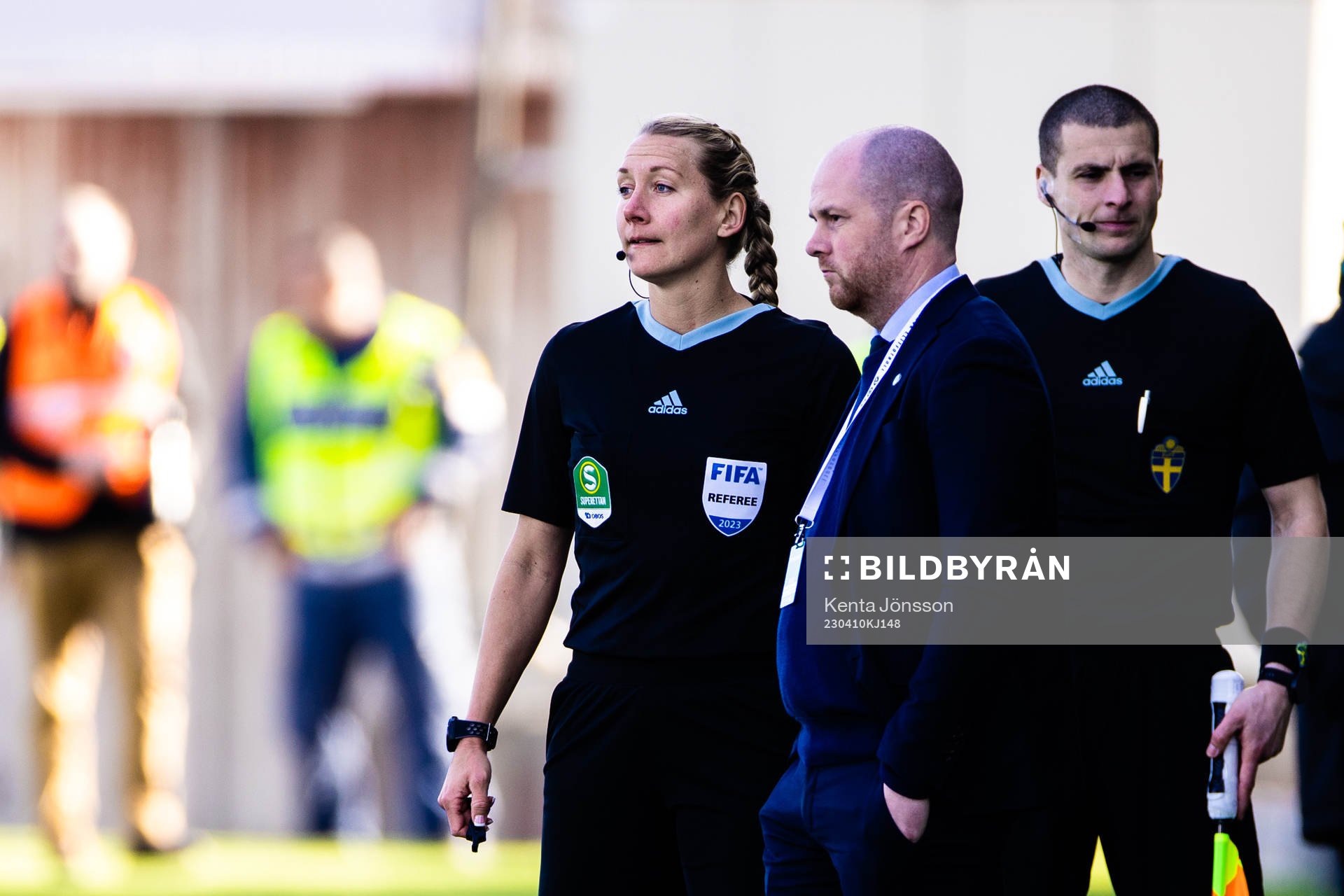 Domare Tess Olofsson och en matchdelegat i ett spelavbrott