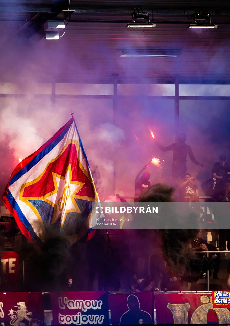 Örgrytes supportrar med pyroteknik