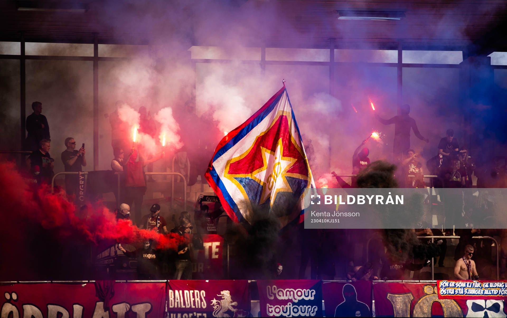 Örgrytes supportrar med pyroteknik