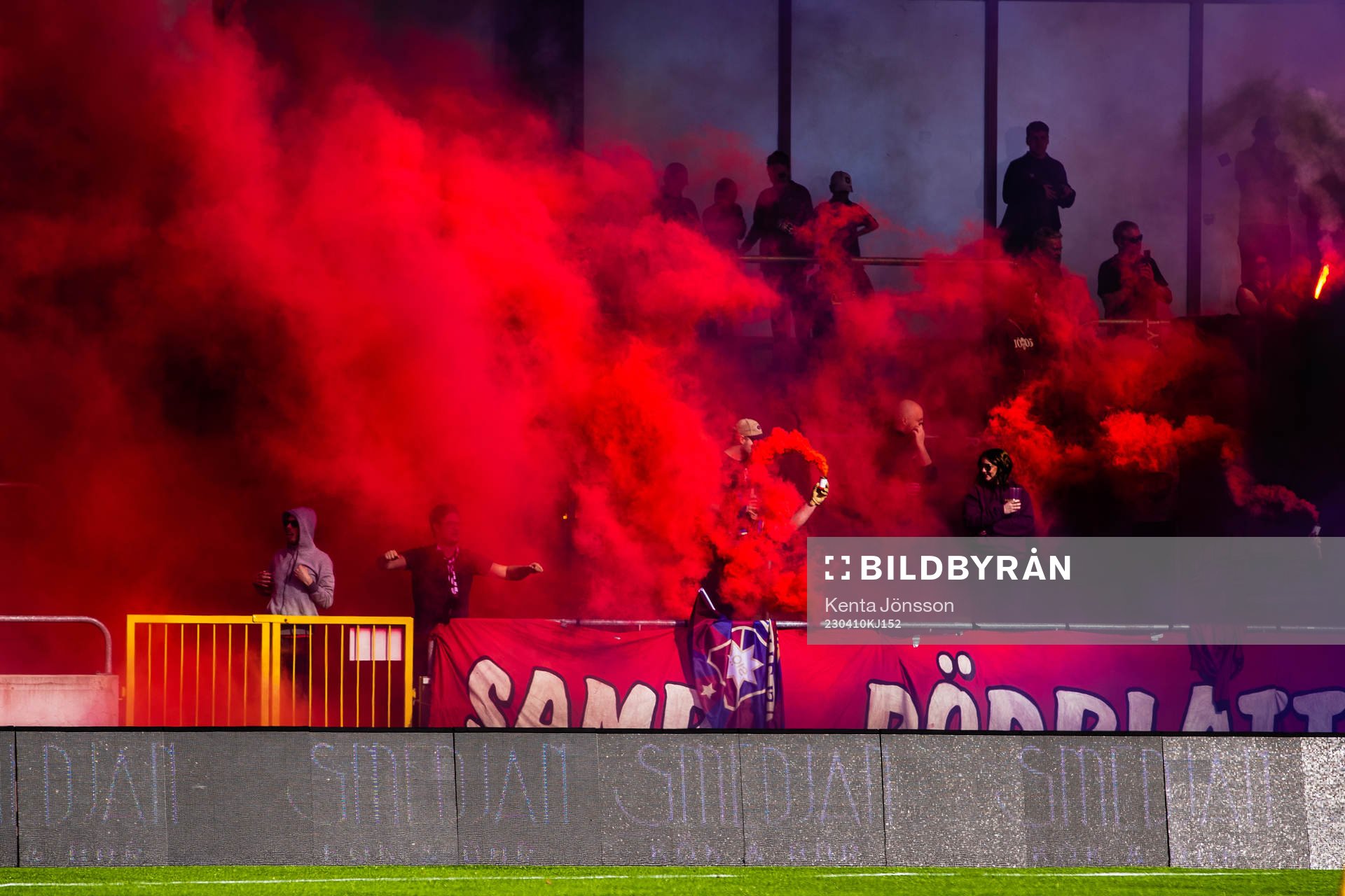 Örgrytes supportrar med pyroteknik