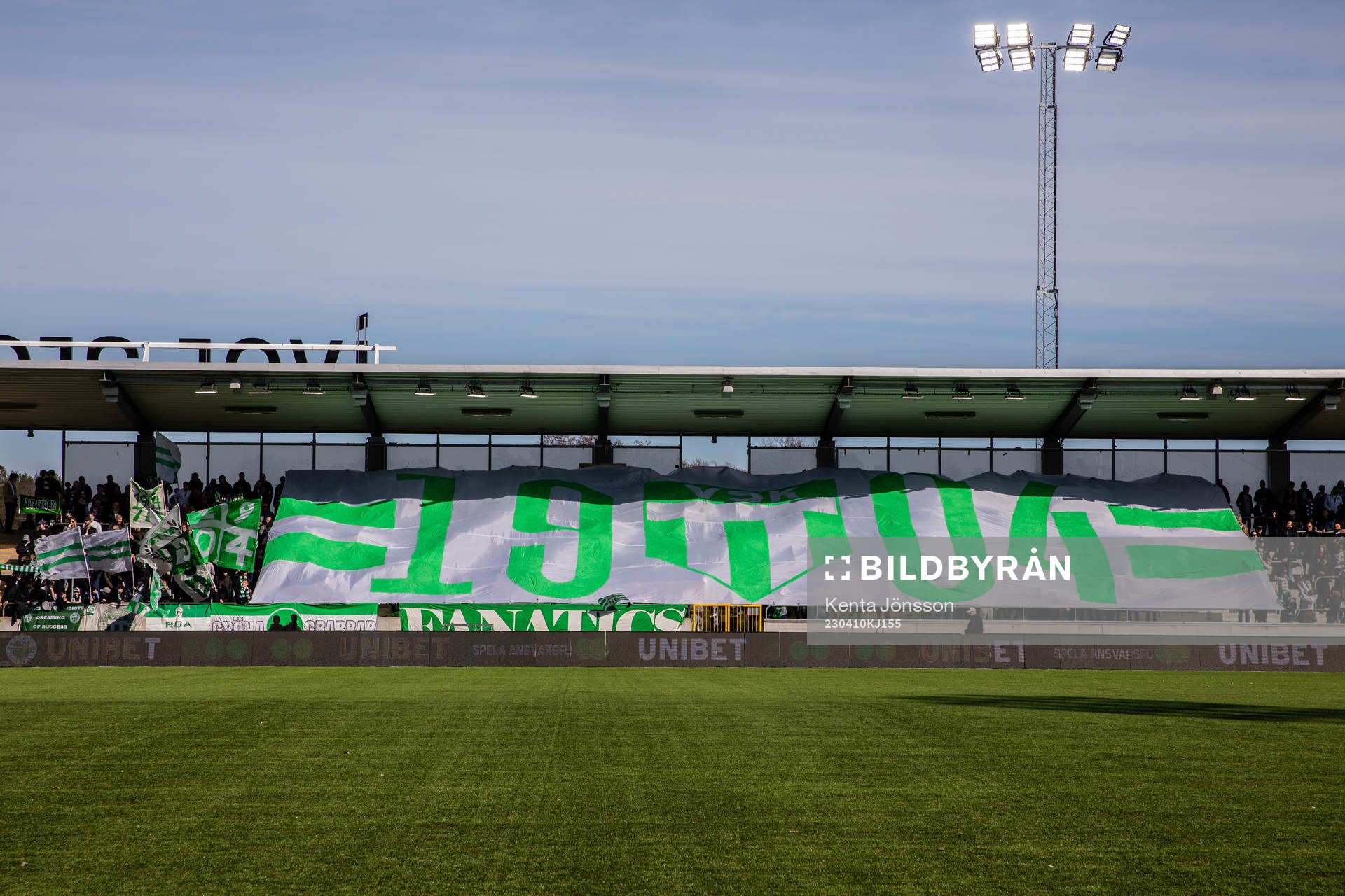 Västerås supportrar med ett tifo