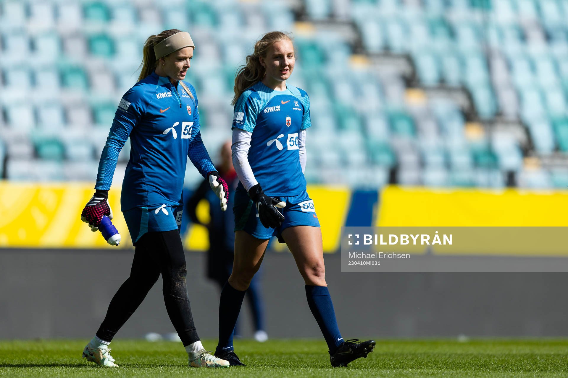 Goalkeeper Guro Pettersen and goalkeeper Sunniva Skoglund
