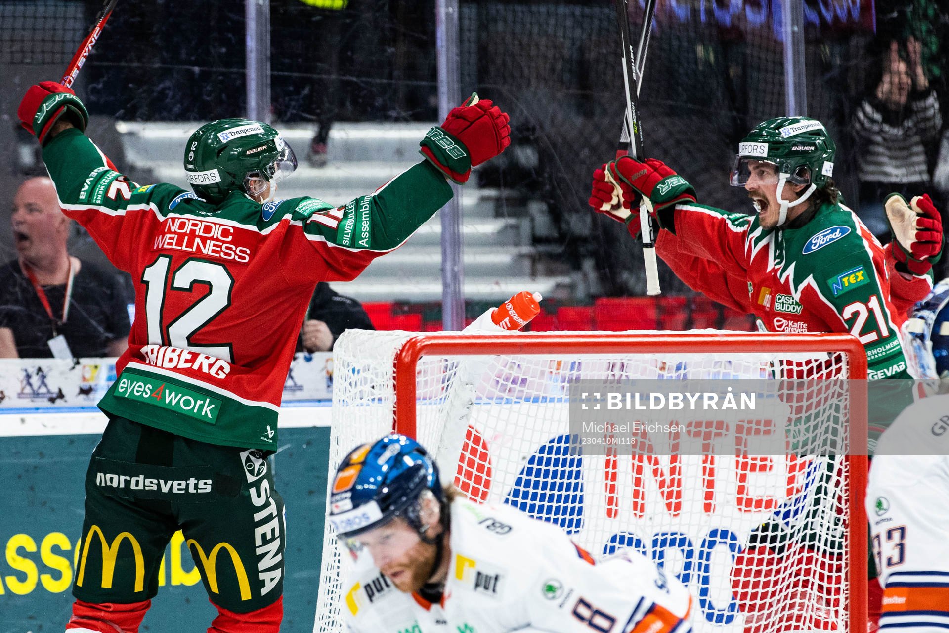 Frölundas Max Friberg jublar med Loui Eriksson