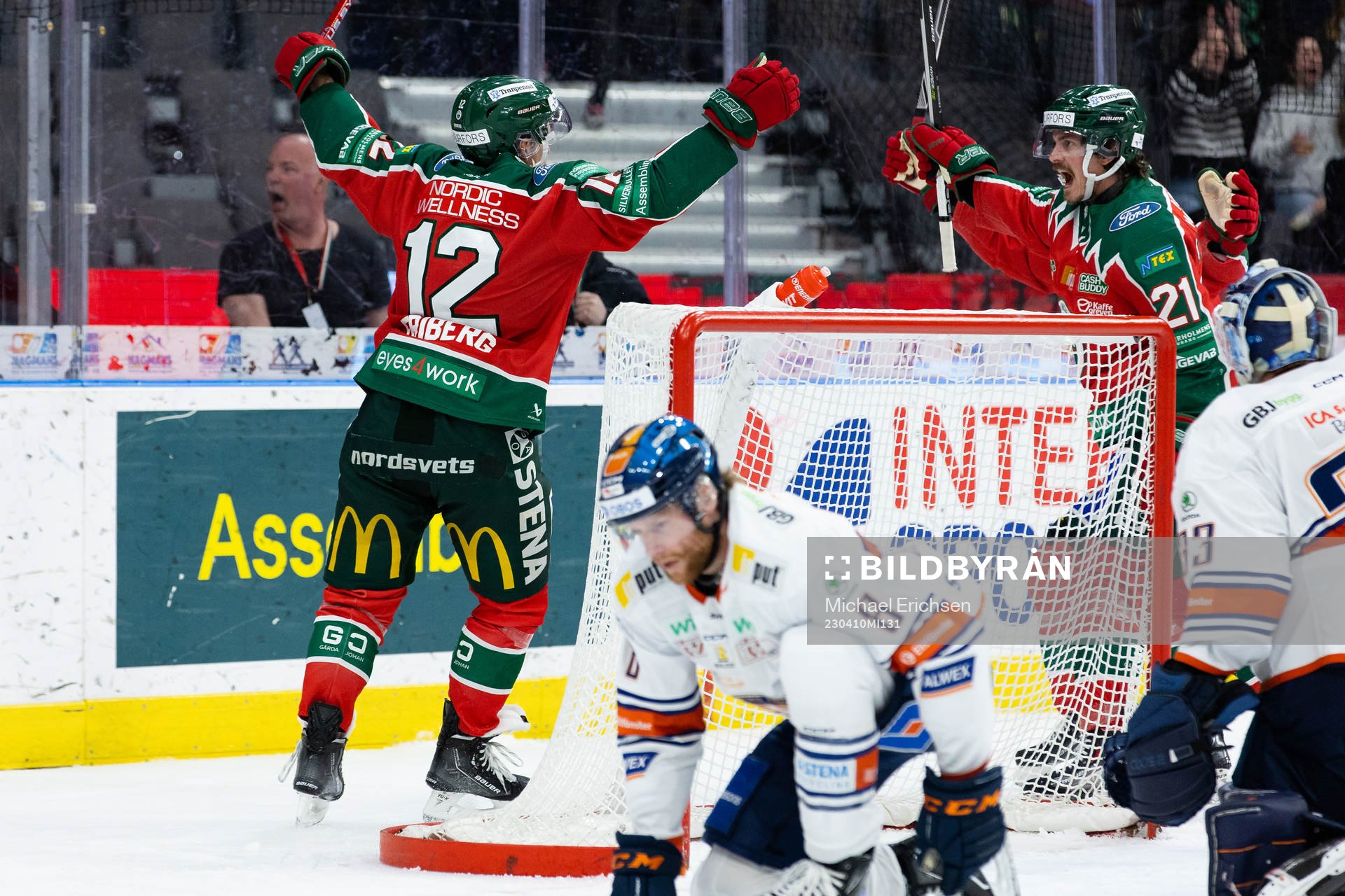 Frölundas Max Friberg jublar ihop med Loui Eriksson