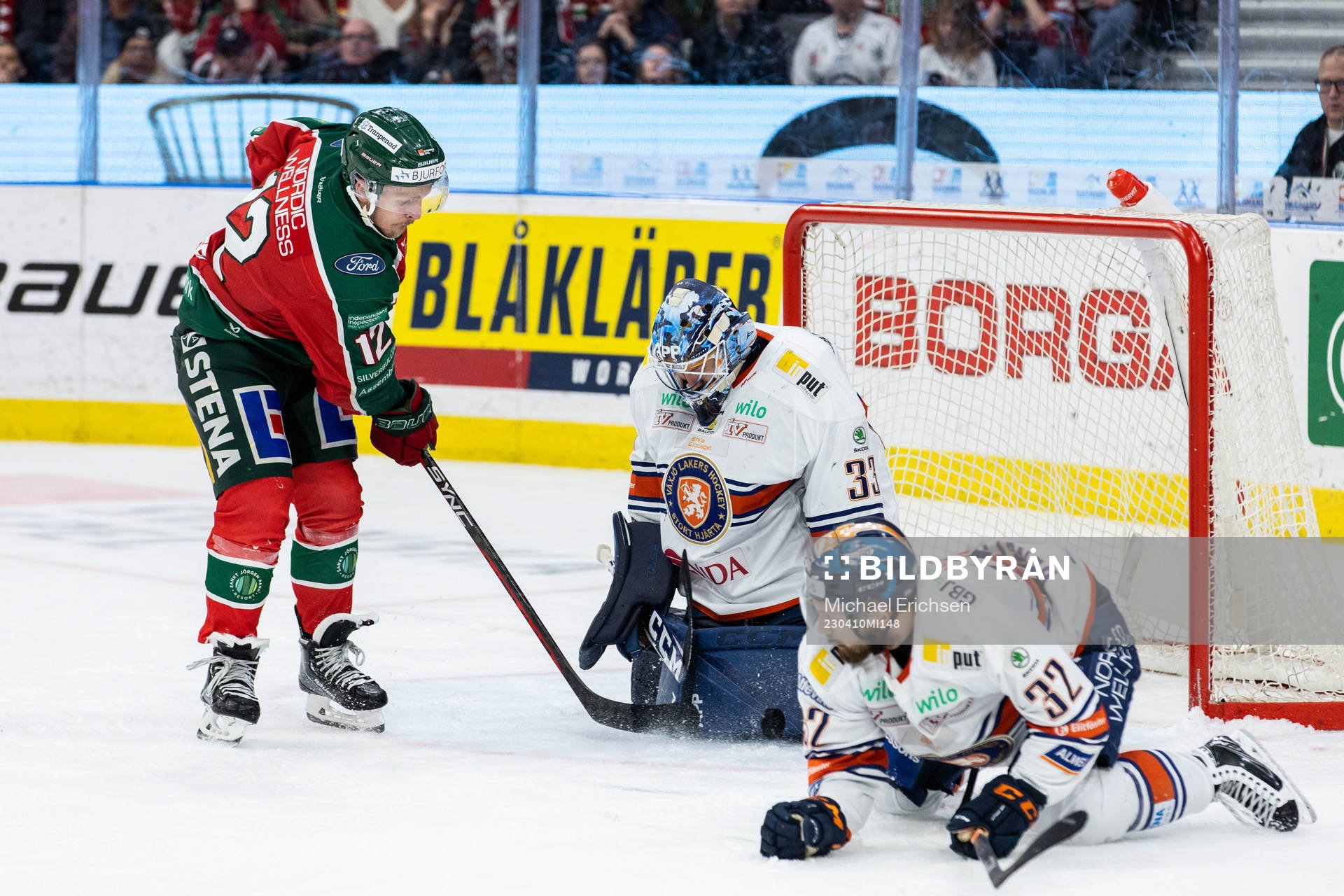 Frölundas Max Friberg mot Växjös målvakt Emil Larmi och