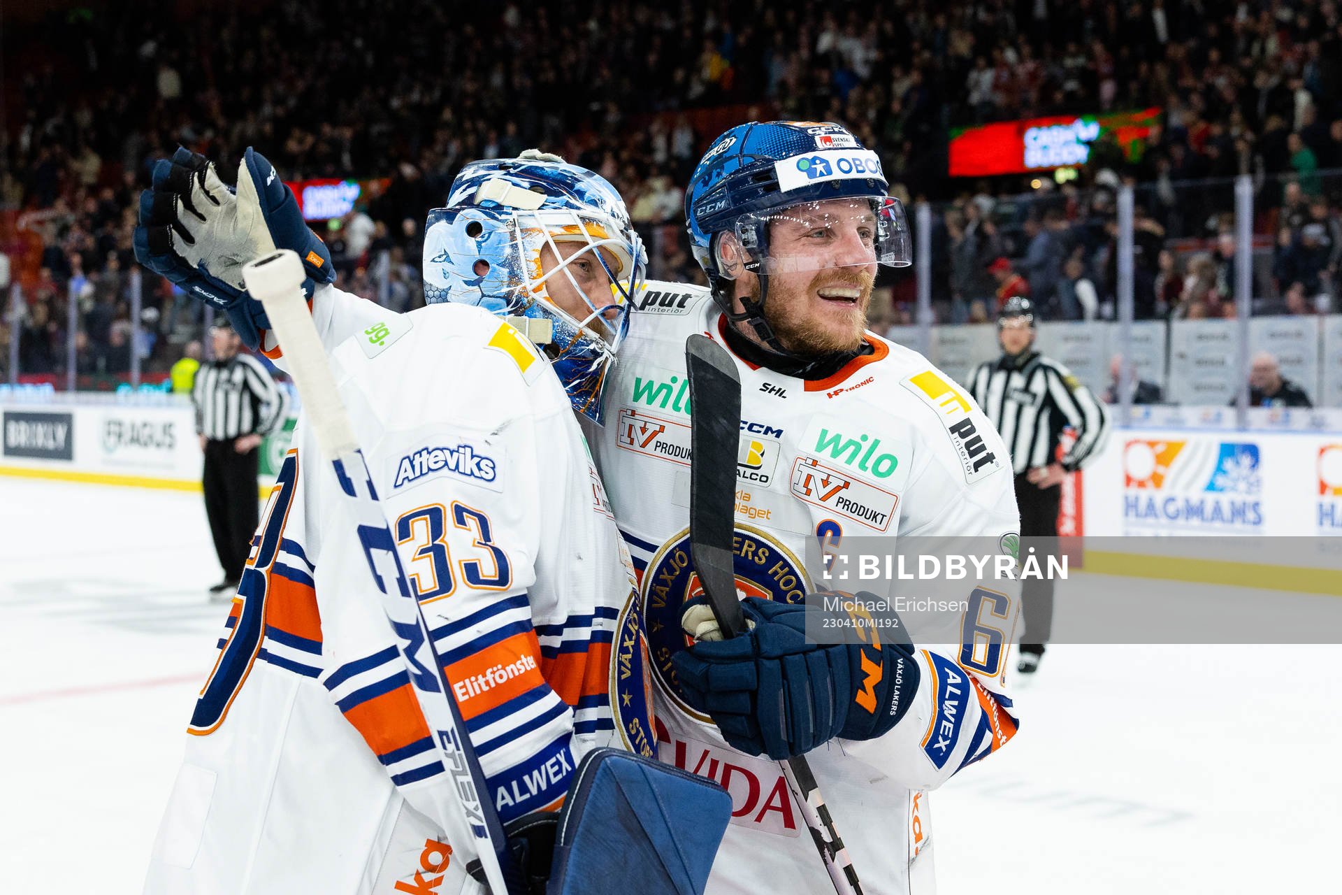 Växjös målvakt Emil Larmi jublar ihop med Erik Josefsson
