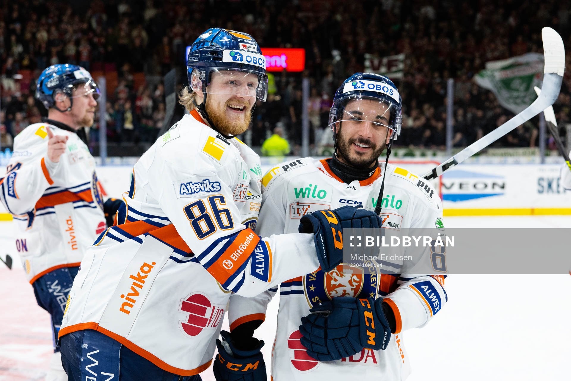 Växjös Joachim Blichfeld och Jayden Halbgewachs jublar