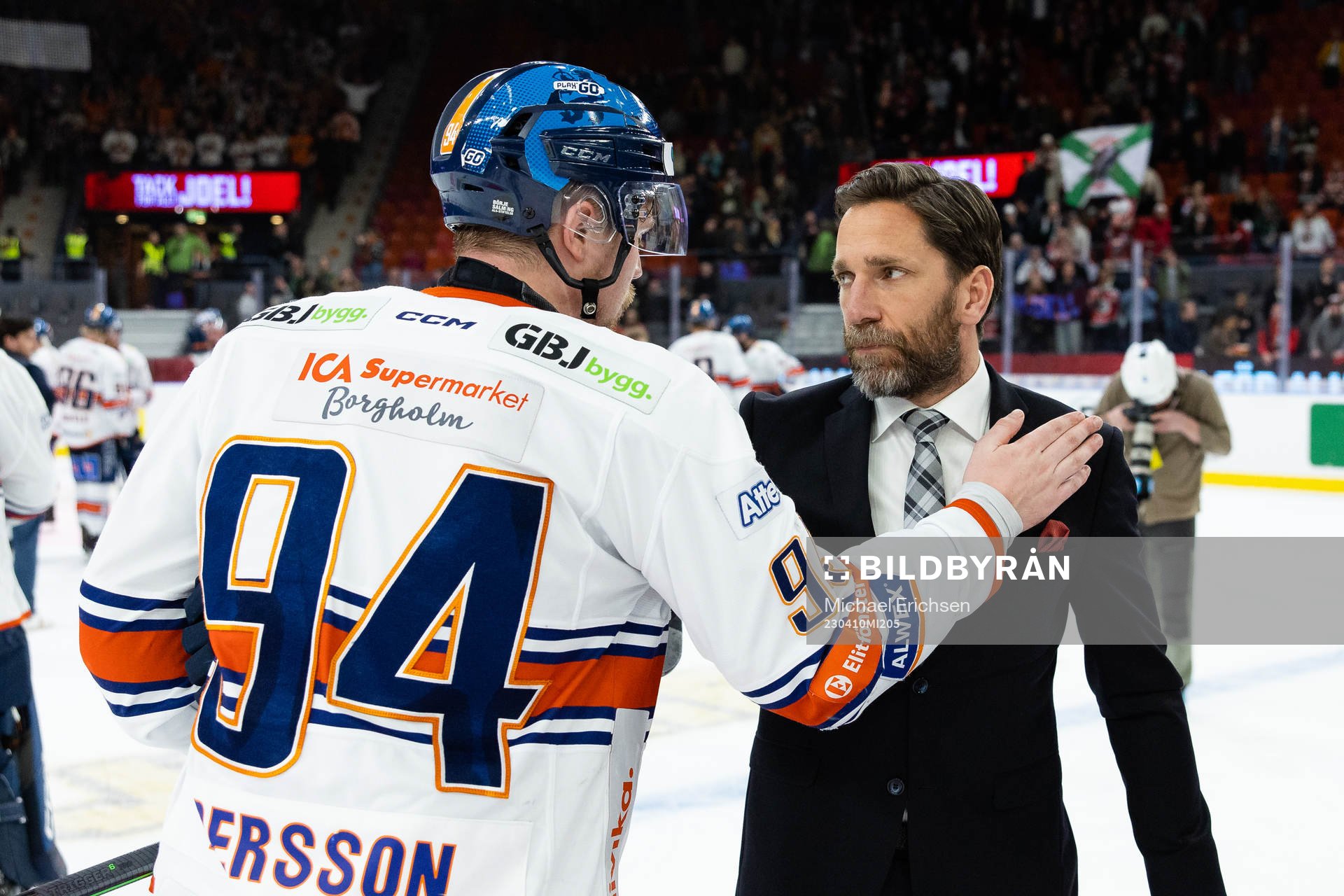 Växjös Joel Persson och Frölundas Joel Lundqvist tackar
