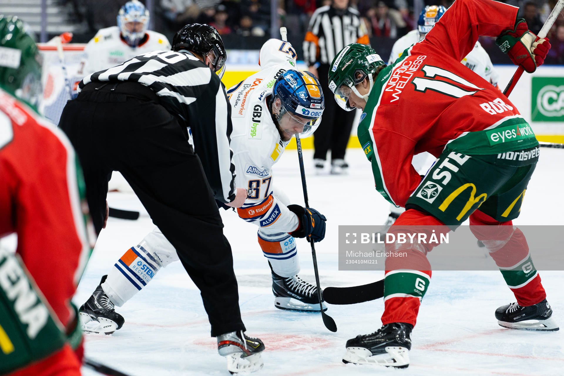 Växjös Robert Rosén tekar mot Frölundas Erik Borg