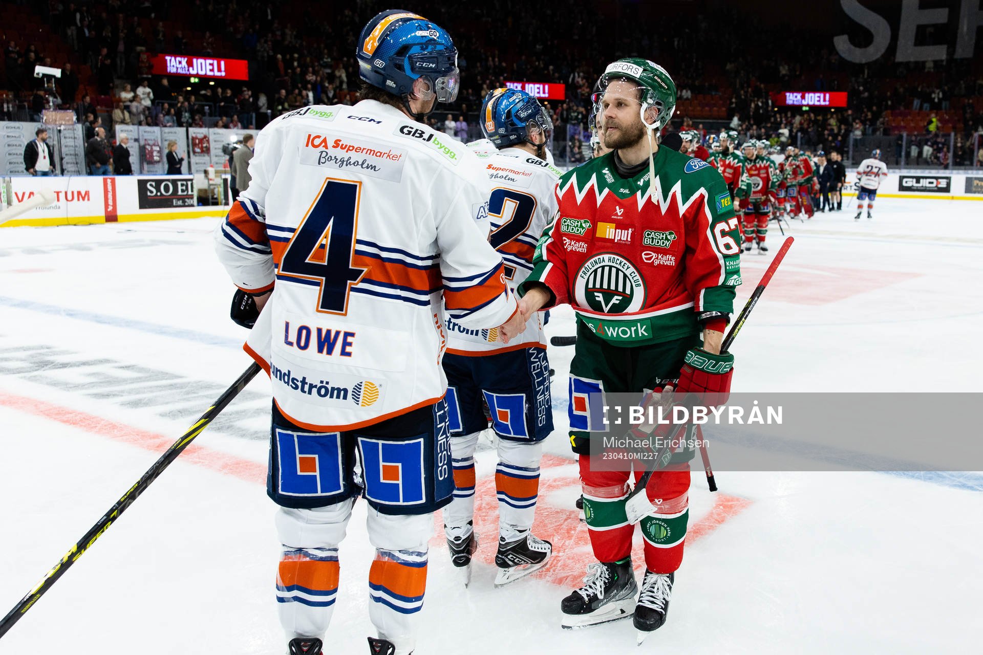 Växjös Keegan Lowe och Frölundas Jacob Nilsson tackar