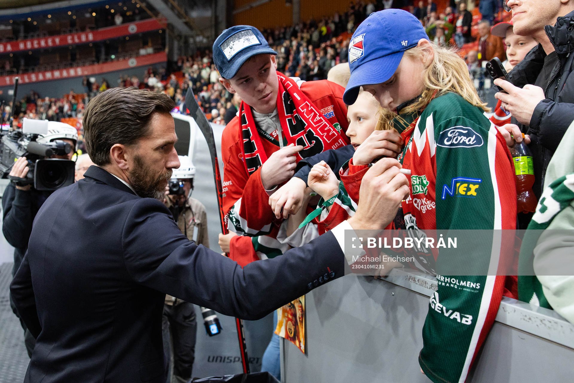 Frölundas Joel Lundqvist skriver en autograf