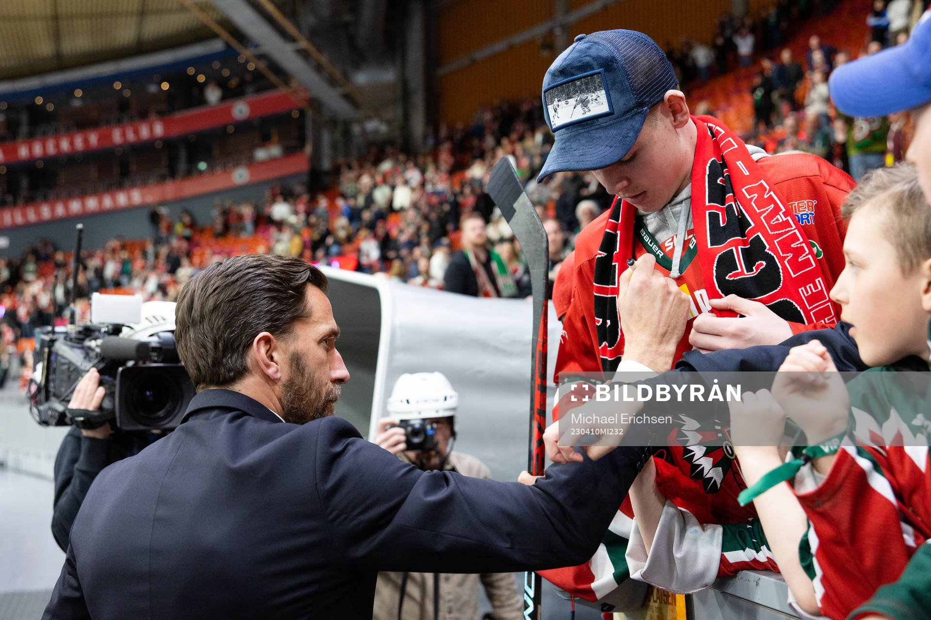 Frölundas Joel Lundqvist skriver en autograf