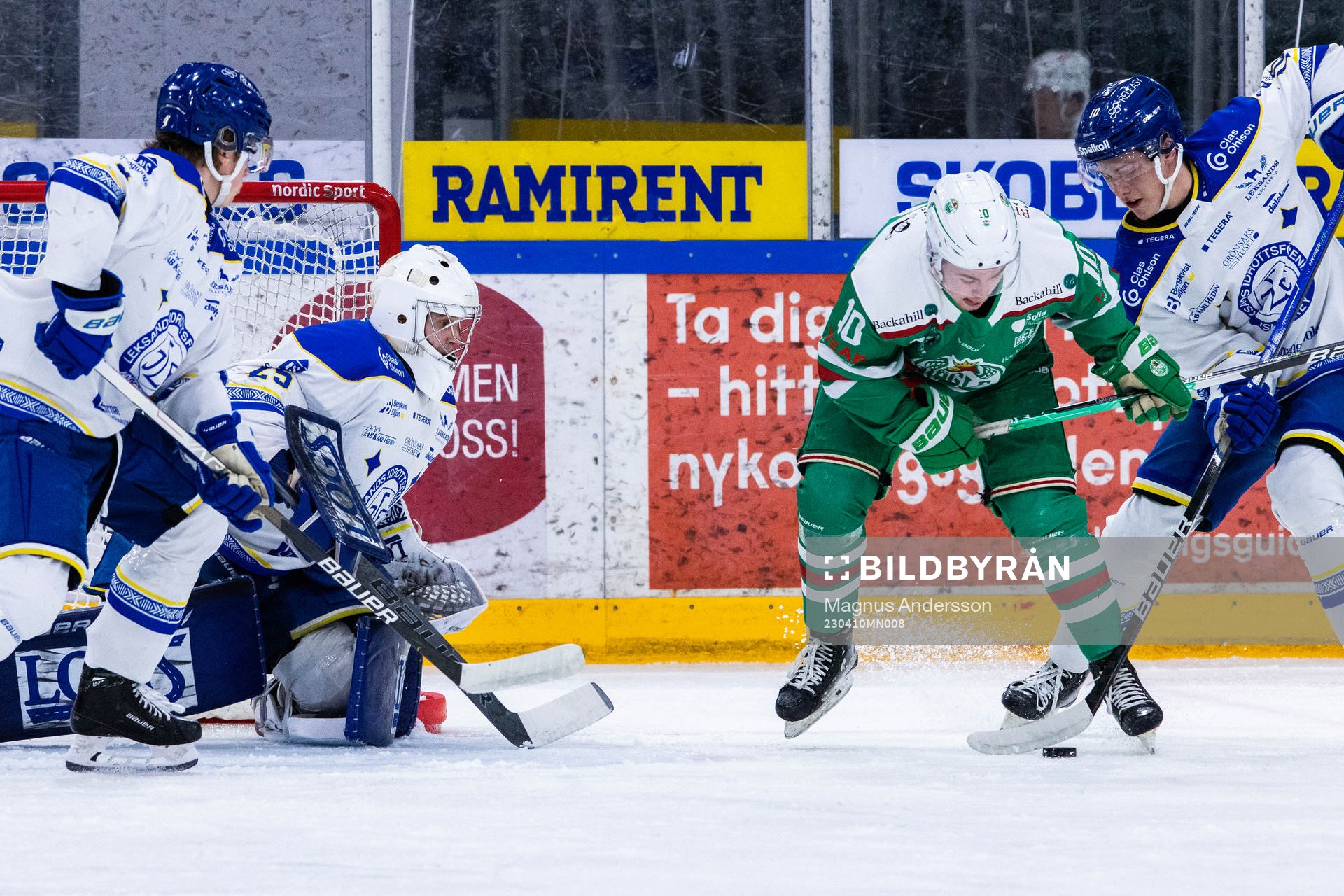 Leksands målvakt Gustaf Albihn och Rögles Jonathan Larsson
