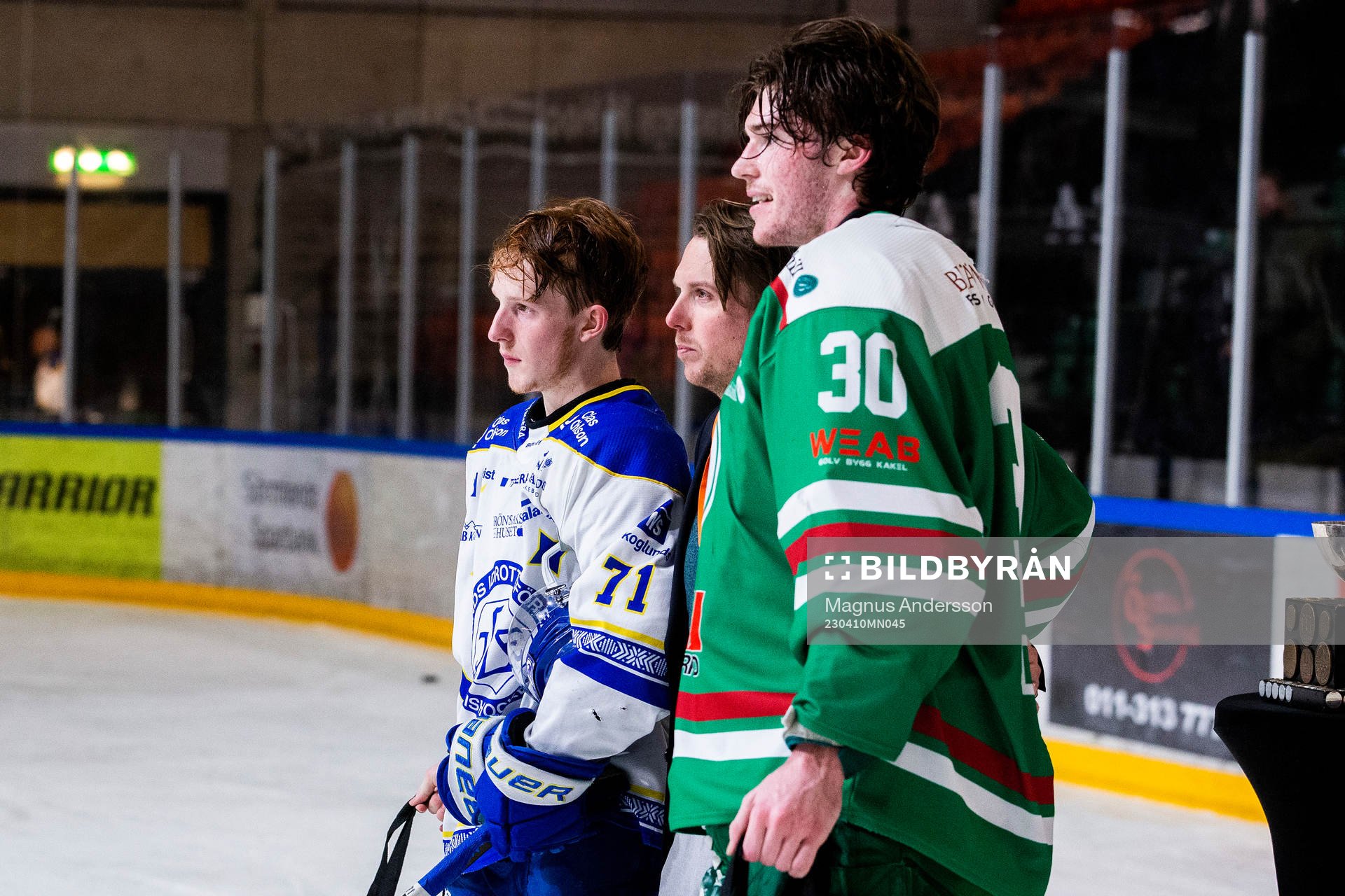 Leksands Eric Hultgren och Rögles målvakt Samuel Jonsson