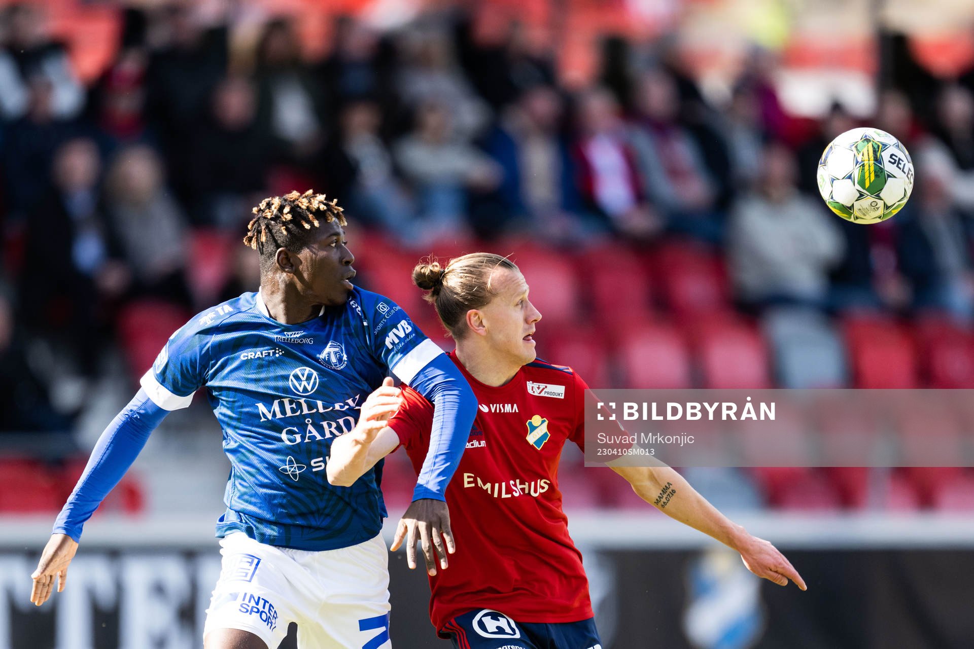 Trelleborgs Abel Ogwuche och Östers Jesper Jonasson Westermark under fotbollsmatchen i Superettan mellan Öster och Trelleborg den 10 april 2023 i Växjö.