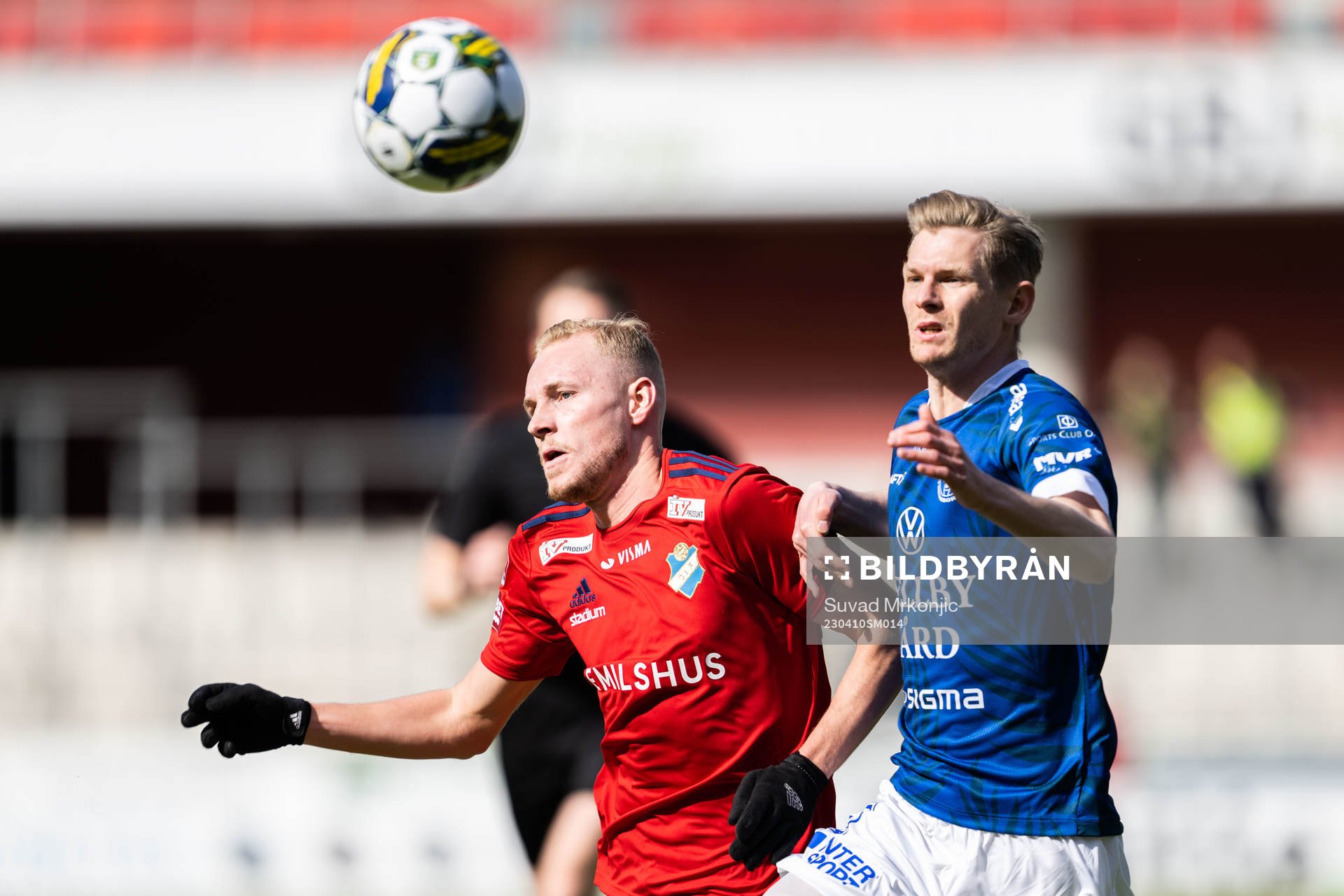 Östers Adam Bergmark Wiberg och Trelleborgs Fritiof Björken under fotbollsmatchen i Superettan mellan Öster och Trelleborg den 10 april 2023 i Växjö.
