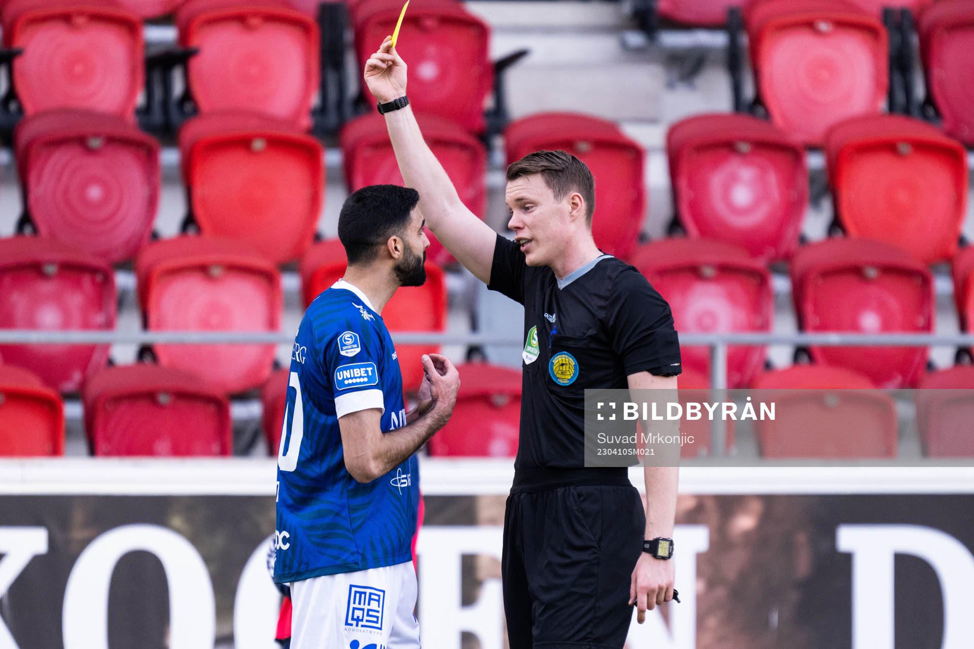 Trelleborgs Mouhammed-Ali Dhaini tilldelas gult kort av Domare Oscar Johnson under fotbollsmatchen i Superettan mellan Öster och Trelleborg den 10 april 2023 i Växjö.