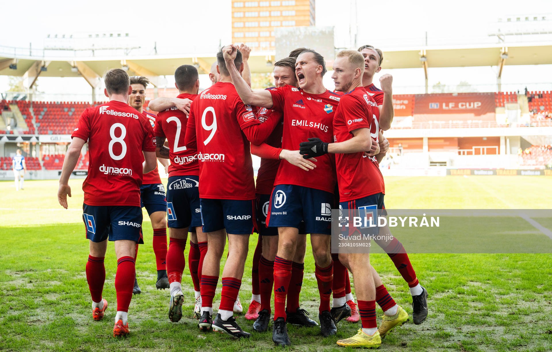 Östers Jesper Jonasson Westermark jublar med lagkamrater