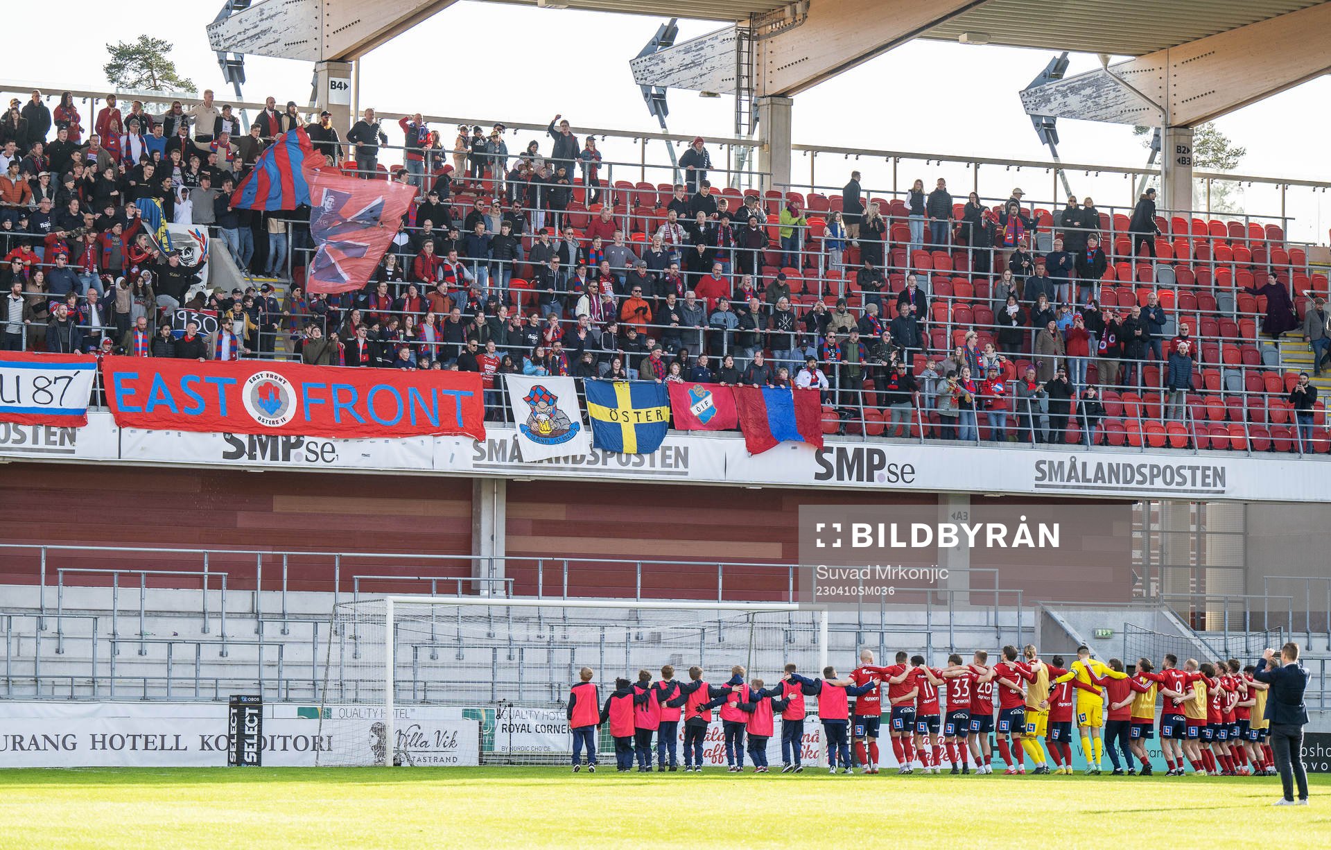 Östers spelare jublar med fansen