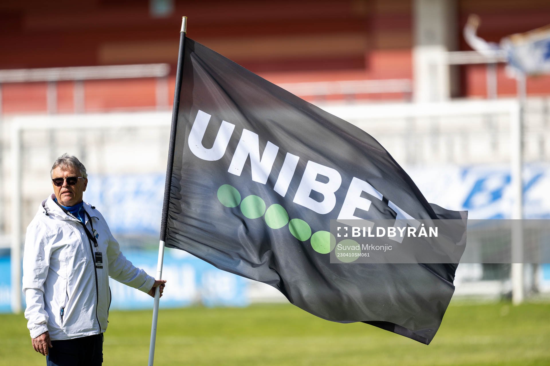 En flagga med Unibets logotyp under fotbollsmatchen i Superettan mellan Öster och Trelleborg den 10 april 2023 i Växjö. 