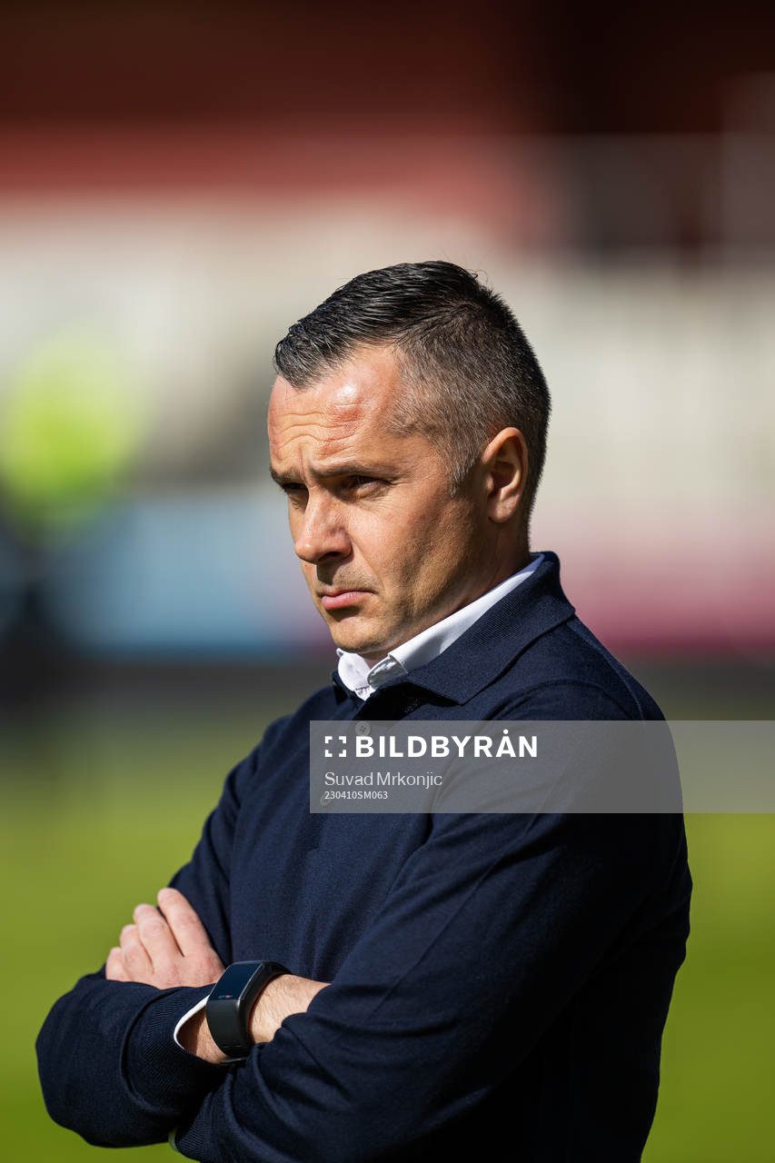 Östers tränare Srdjan Tufegdzic under fotbollsmatchen i Superettan mellan Öster och Trelleborg den 10 april 2023 i Växjö. 