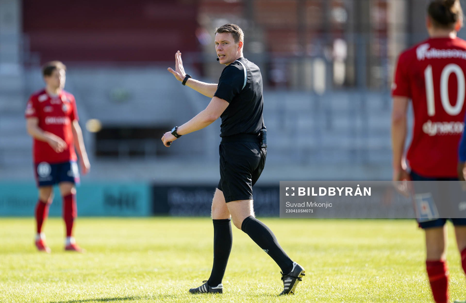 Domare Oscar Johnson under fotbollsmatchen i Superettan mellan Öster och Trelleborg den 10 april 2023 i Växjö. 