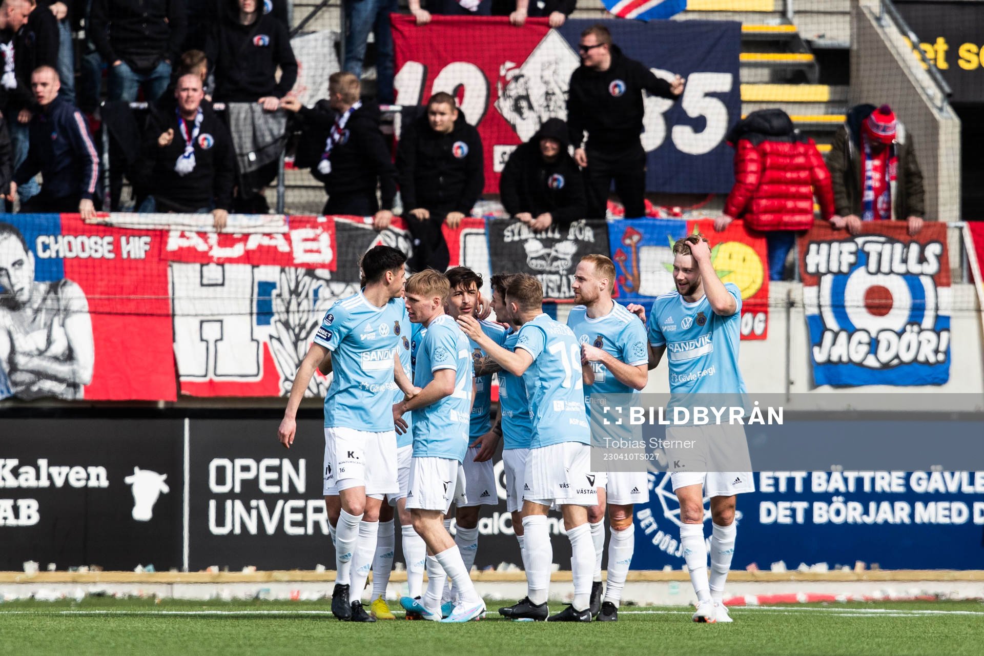 Gefles Antonio Yakoub jublar med lagkamrater efter 1-0 under fotbollsmatchen i Superettan mellan Gefle och Helsingborg den 10 april 2023 i Gävle.