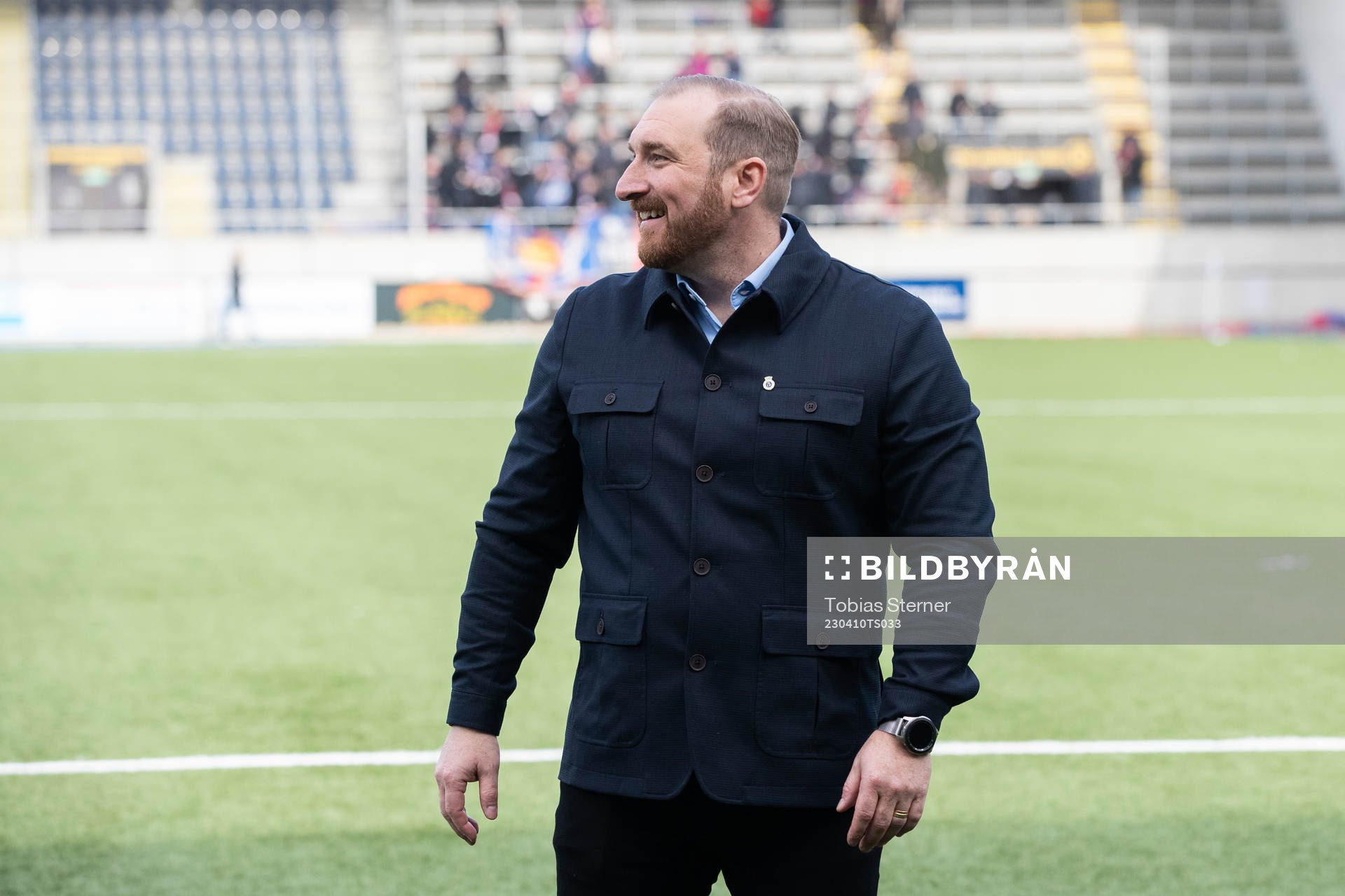 Gefles tränare Mikael Bengtsson jublar