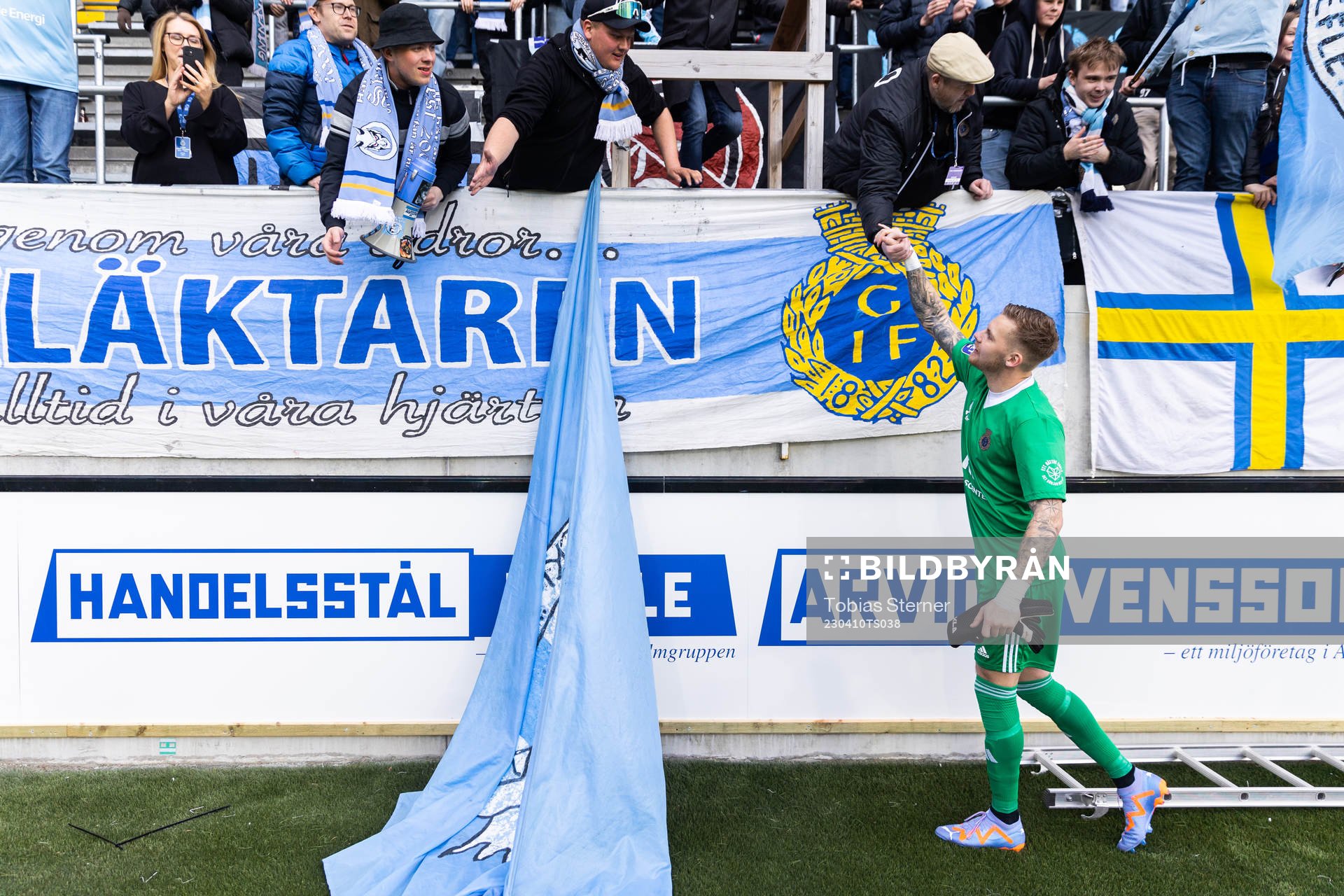 Gefles målvakt Robin Wallinder jublar