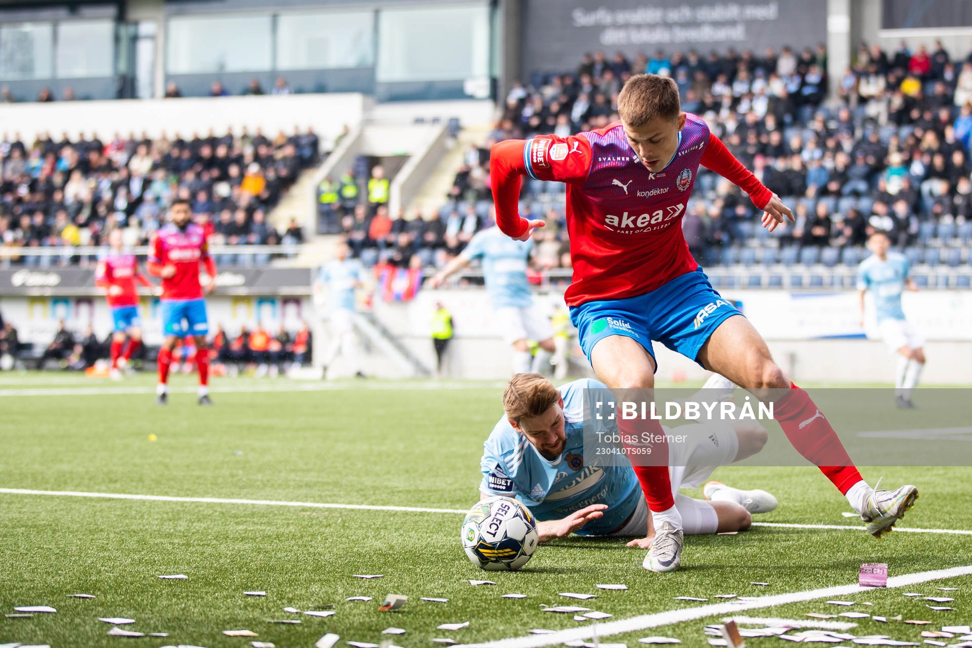 Helsingborgs Erik Ring och Gefles Niclas Håkansson under fotbollsmatchen i Superettan mellan Gefle och Helsingborg den 10 april 2023 i Gävle.