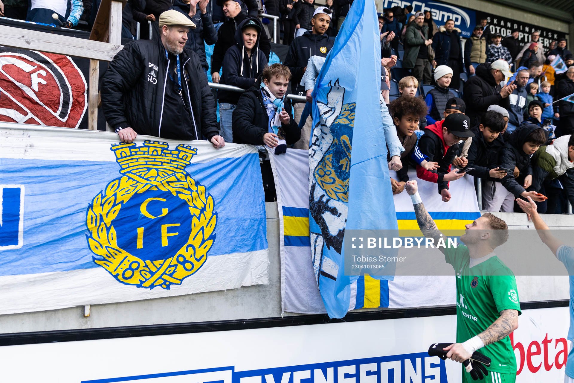 Gefles målvakt Robin Wallinder jublar
