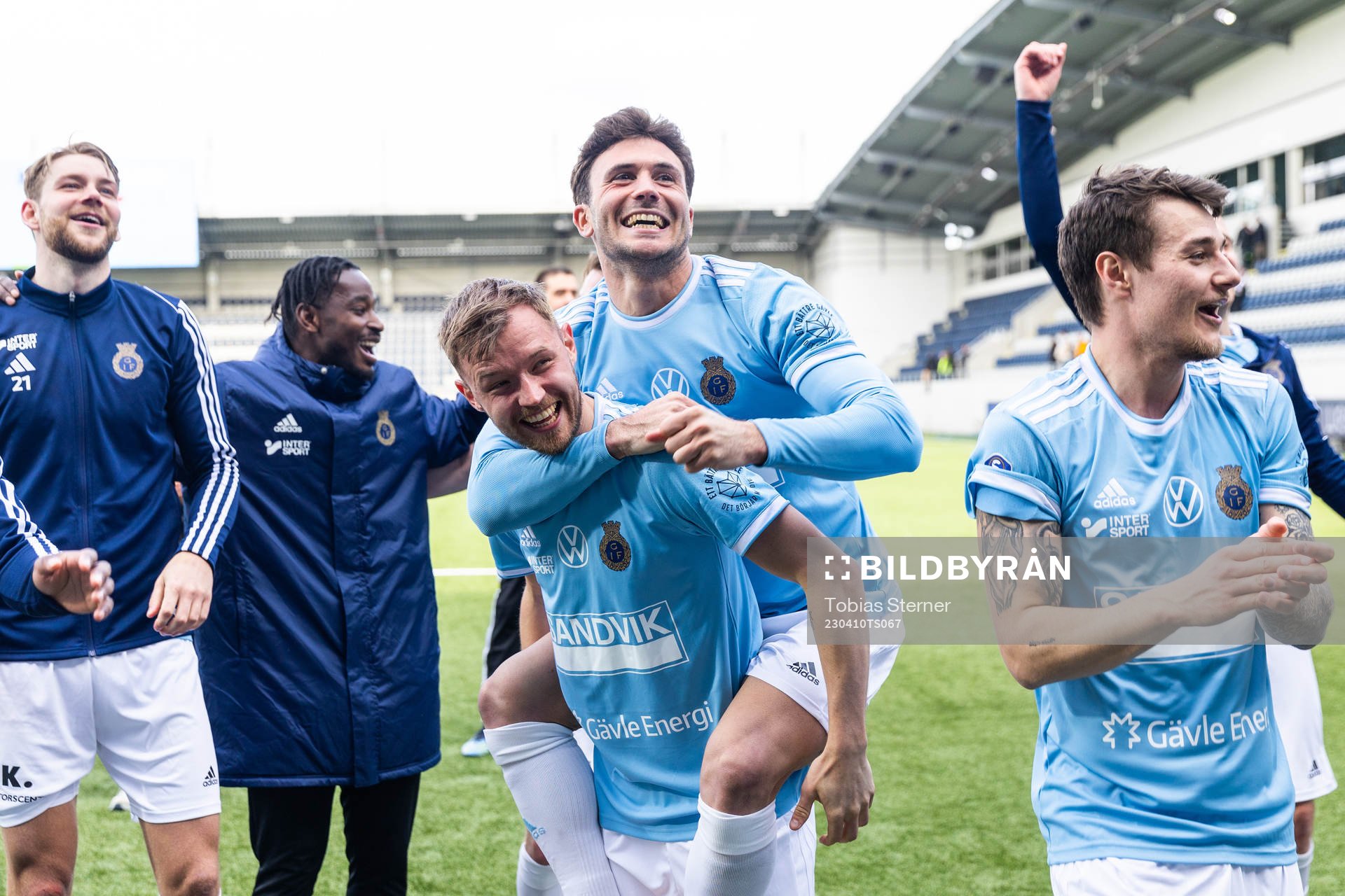 Gefles Christoffer Aspgren och Iu Ranera Grau jublar efter fotbollsmatchen i Superettan mellan Gefle och Helsingborg den 10 april 2023 i Gävle.