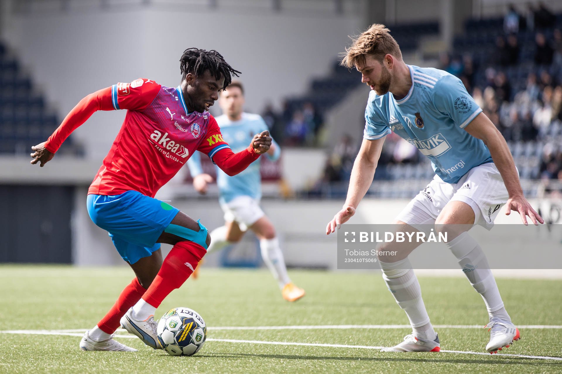 Helsingborgs Benjamin Acquah och Gefles Niclas Håkansson under fotbollsmatchen i Superettan mellan Gefle och Helsingborg den 10 april 2023 i Gävle.