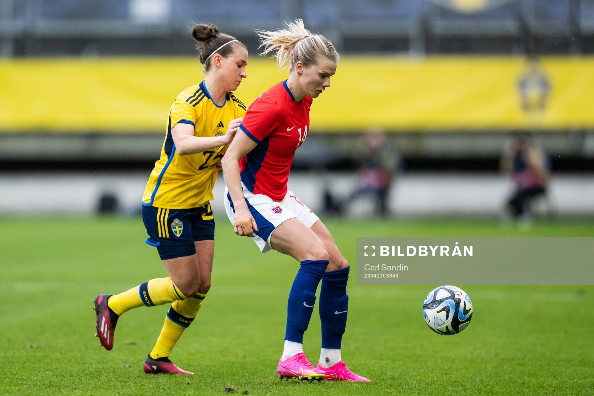 Julia Zigiotti Olme of Sweden and Ada Hegerberg of Norway