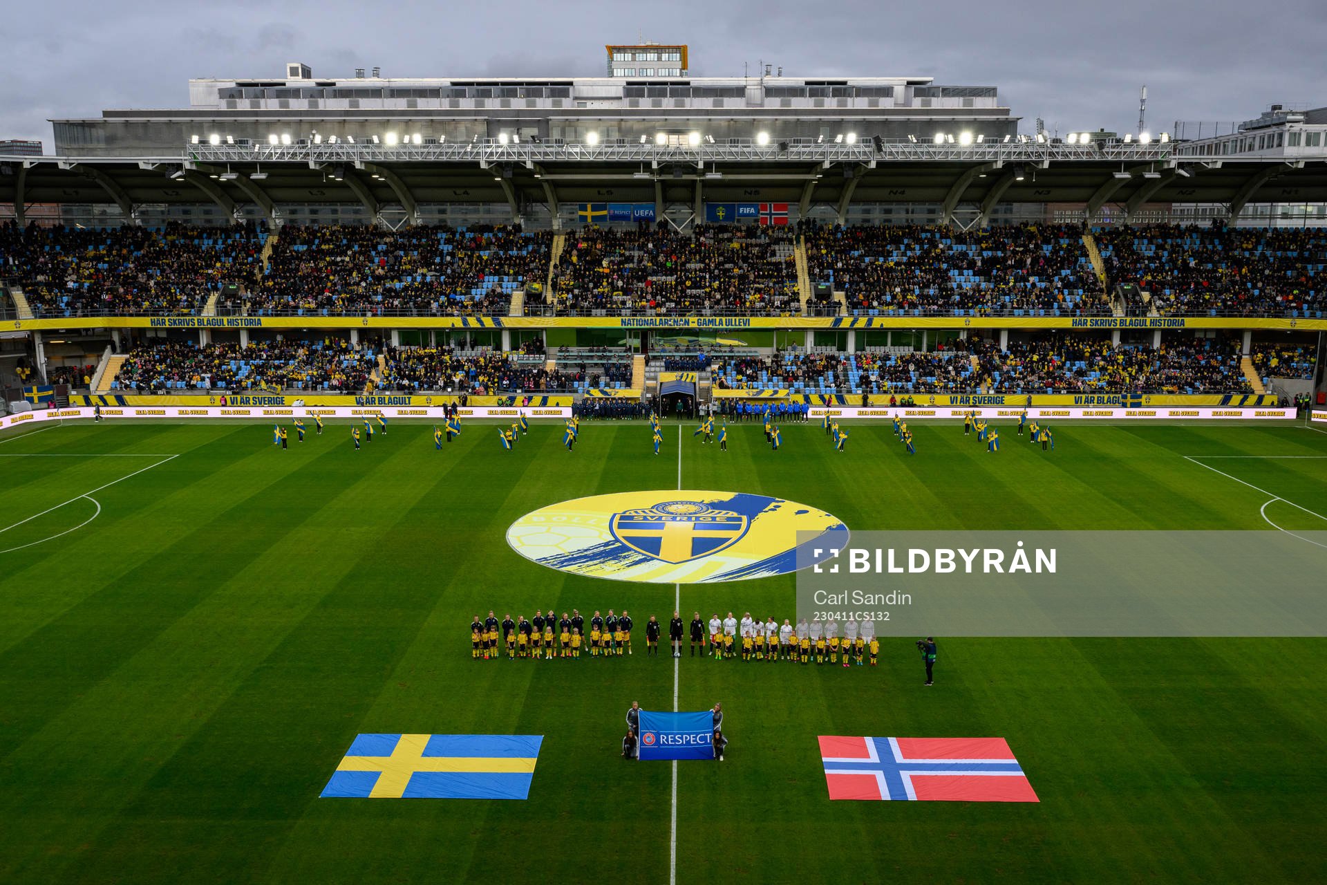 Players of Sweden and Norway at lineup