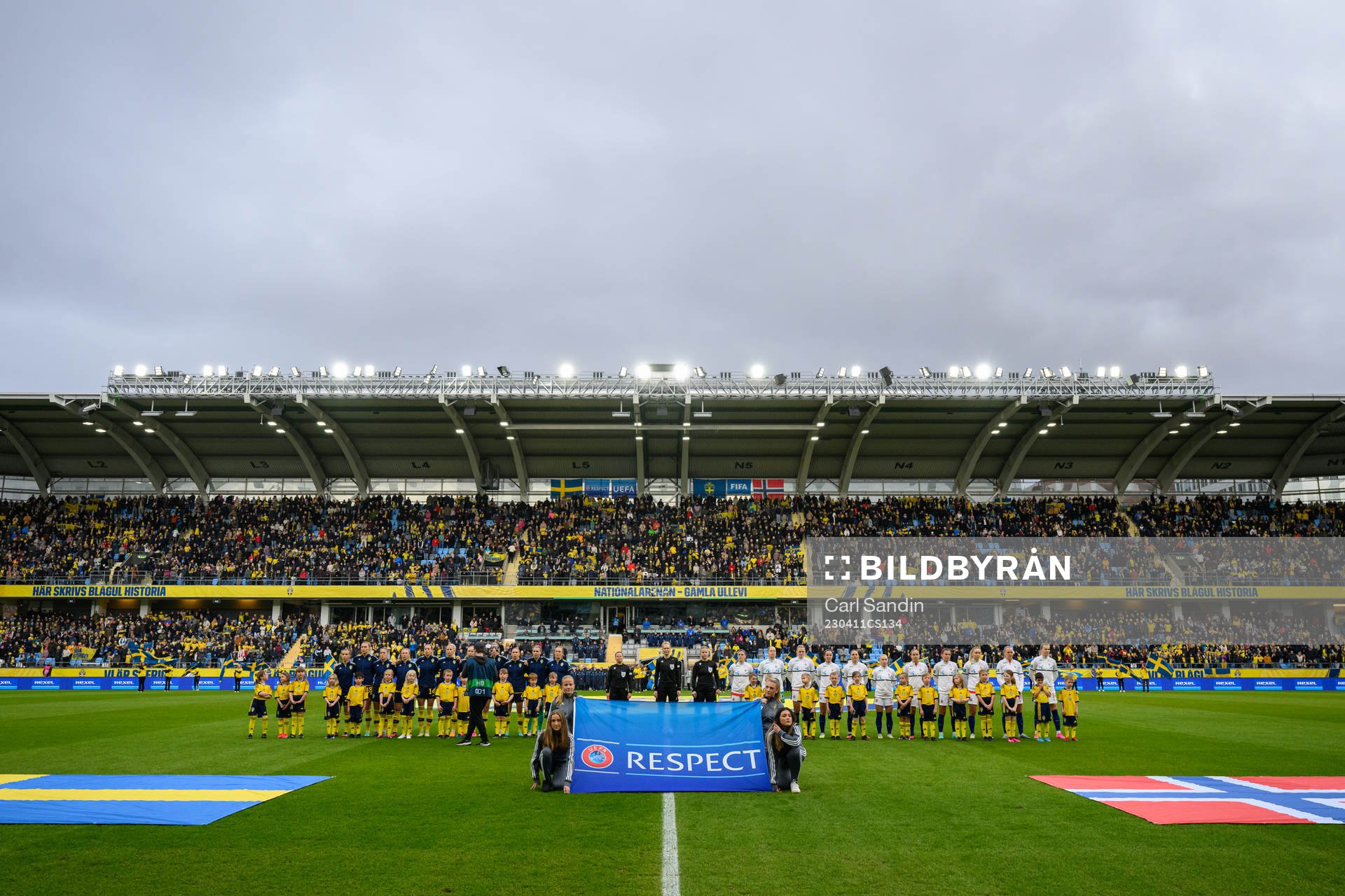 Players of Sweden and Norway at lineup