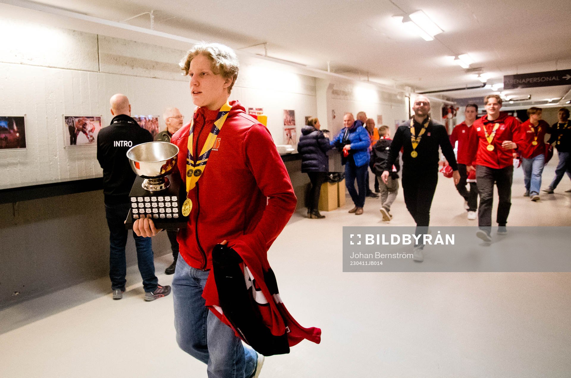 Örebros J18 lag med pokal