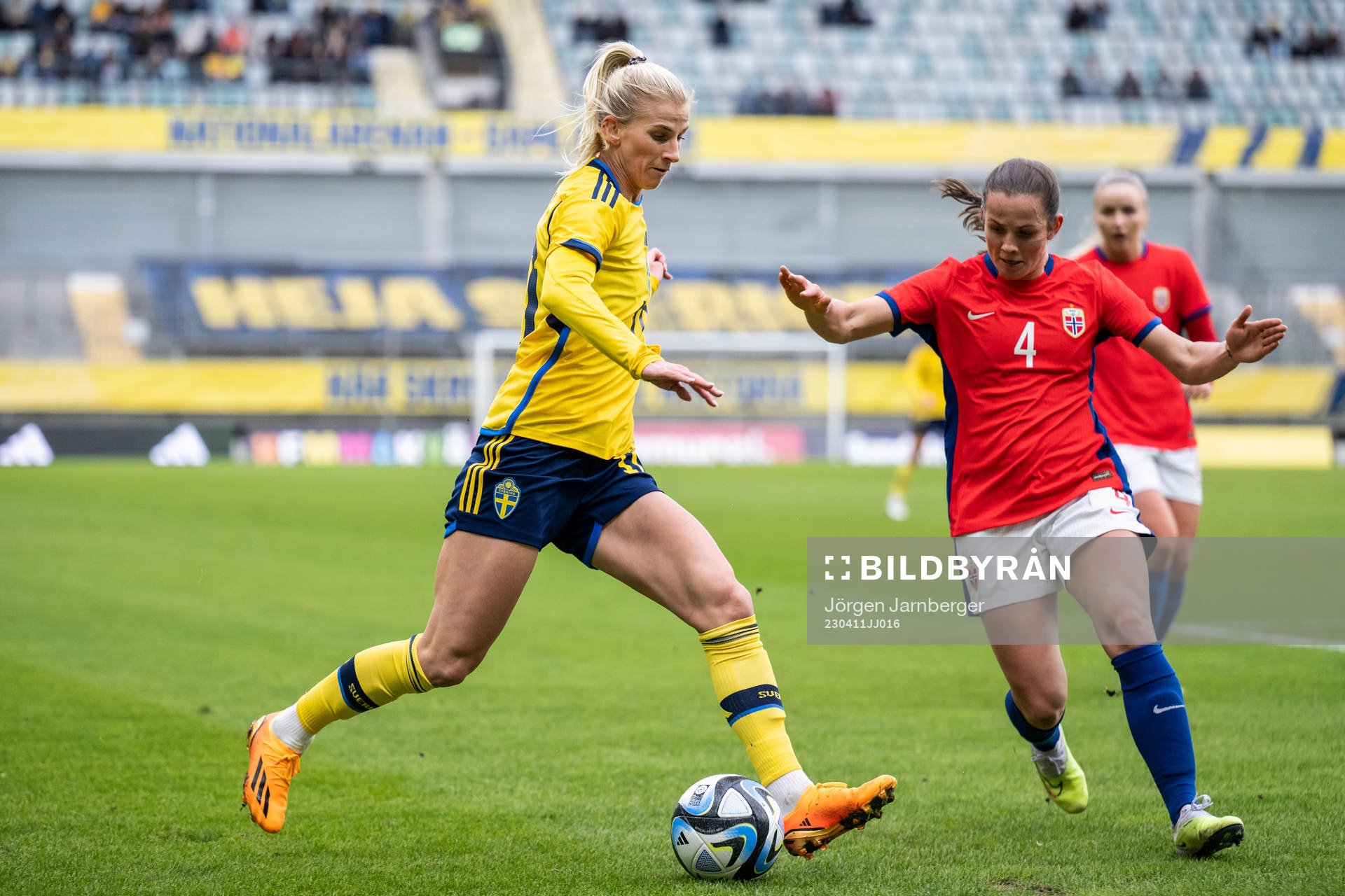 Sofia Jakobsson of Sweden and Tuva Hansen of Norway