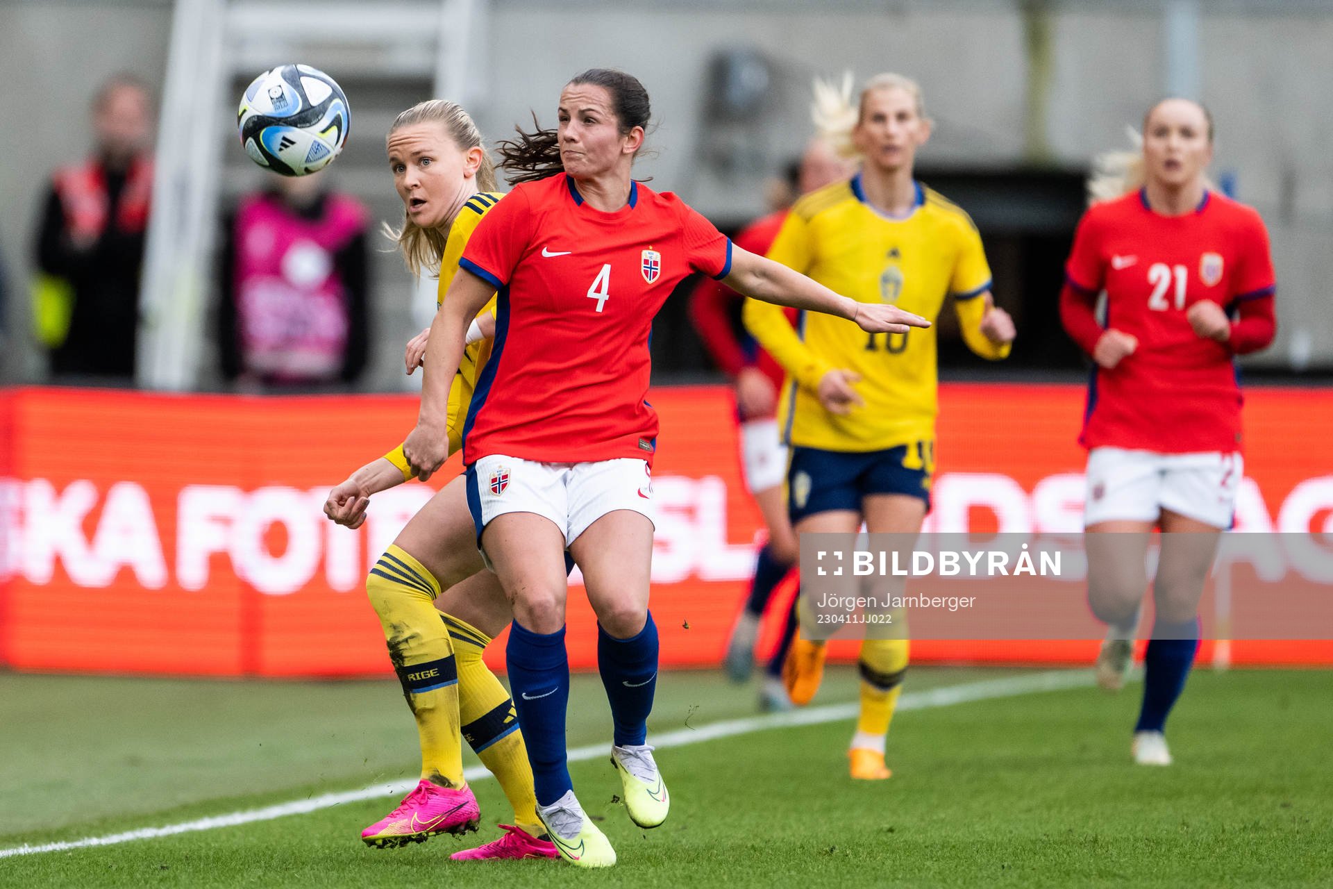 Matilda Vinberg of Sweden and Tuva Hansen of Norway