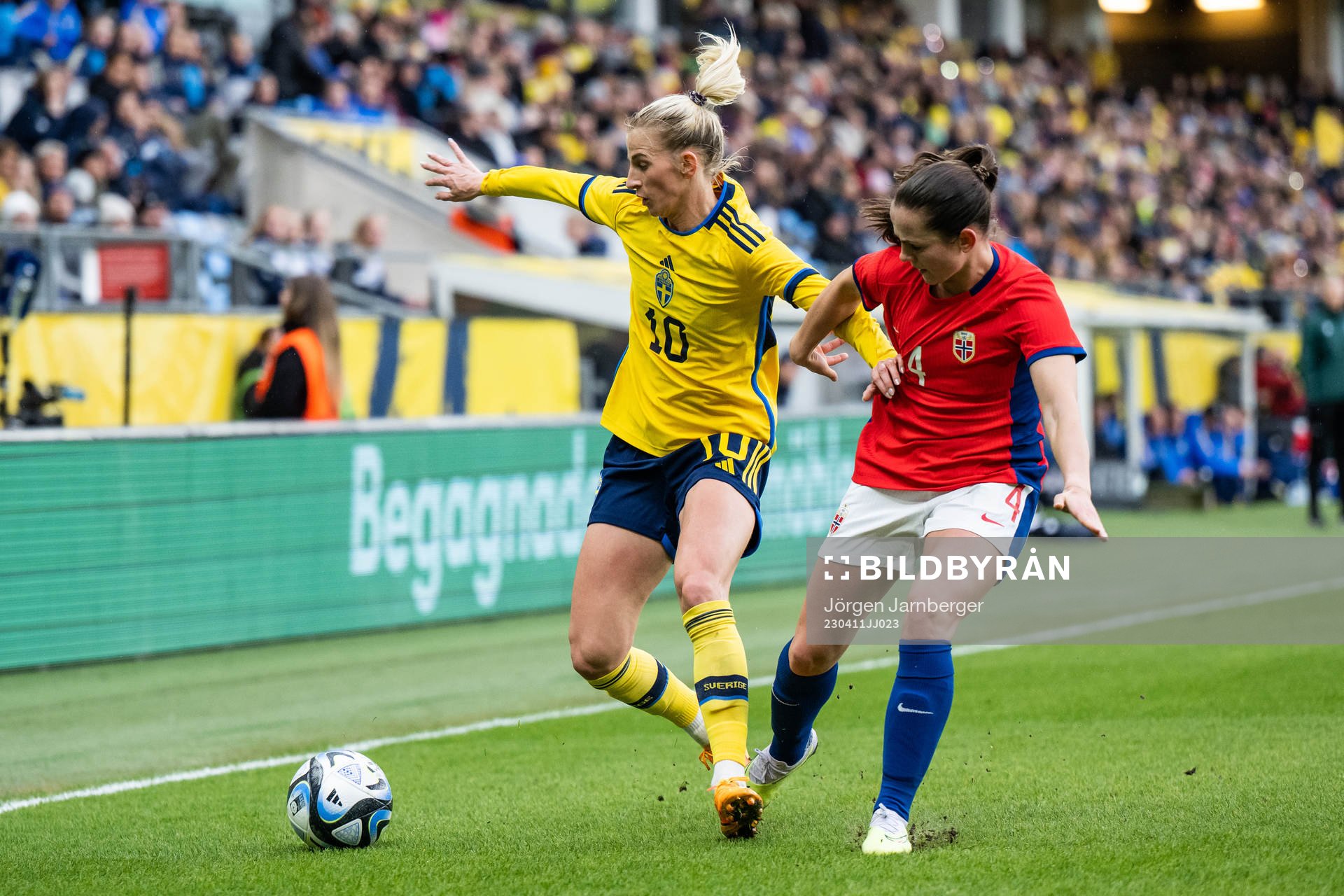 Sofia Jakobsson of Sweden and Tuva Hansen of Norway