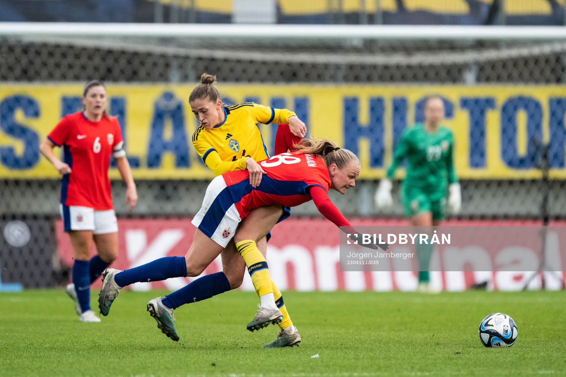 Filippa Angeldahl of Sweden and Frida Maanum of Norway