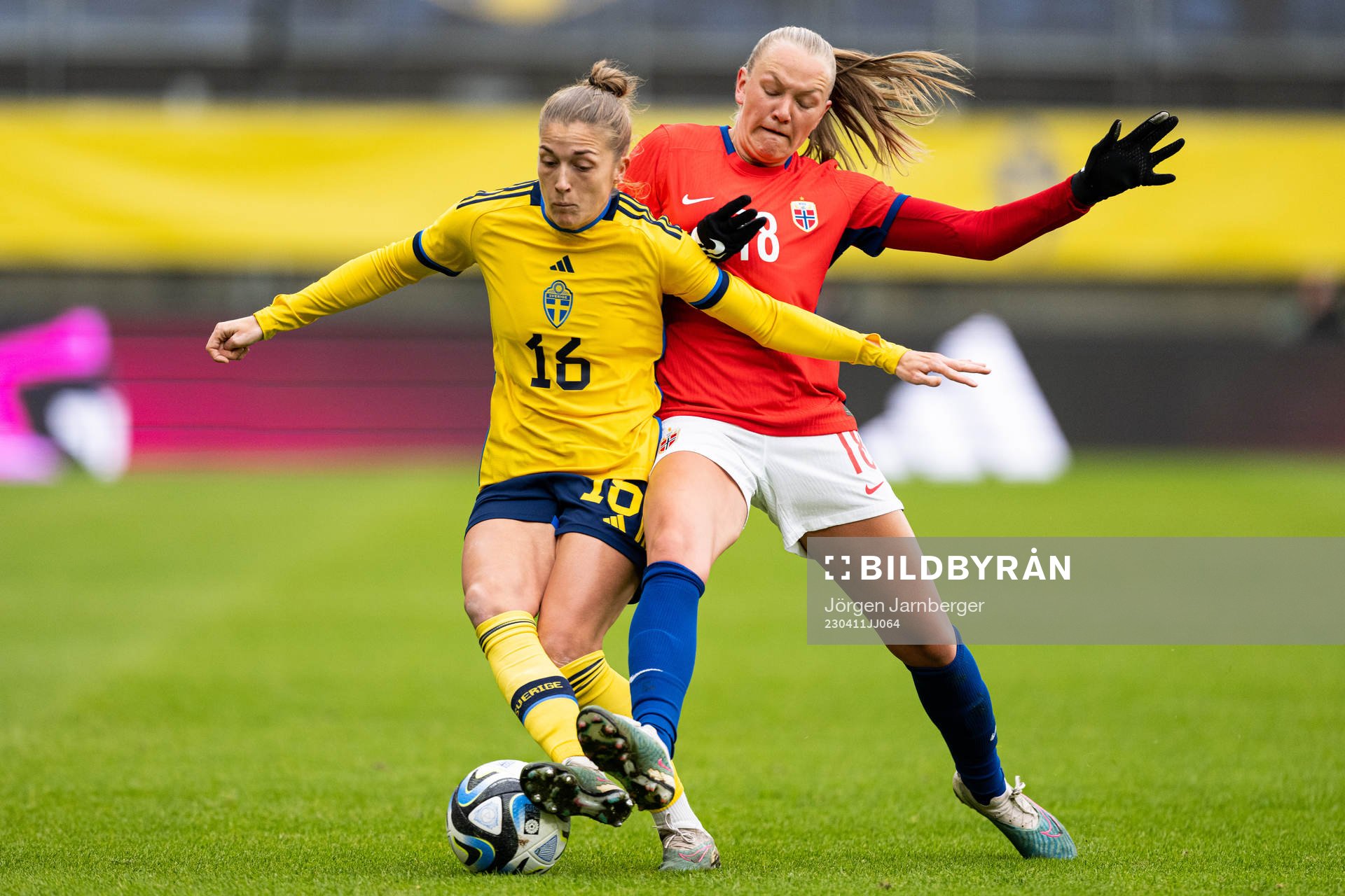 Filippa Angeldahl of Sweden and Frida Maanum of Norway