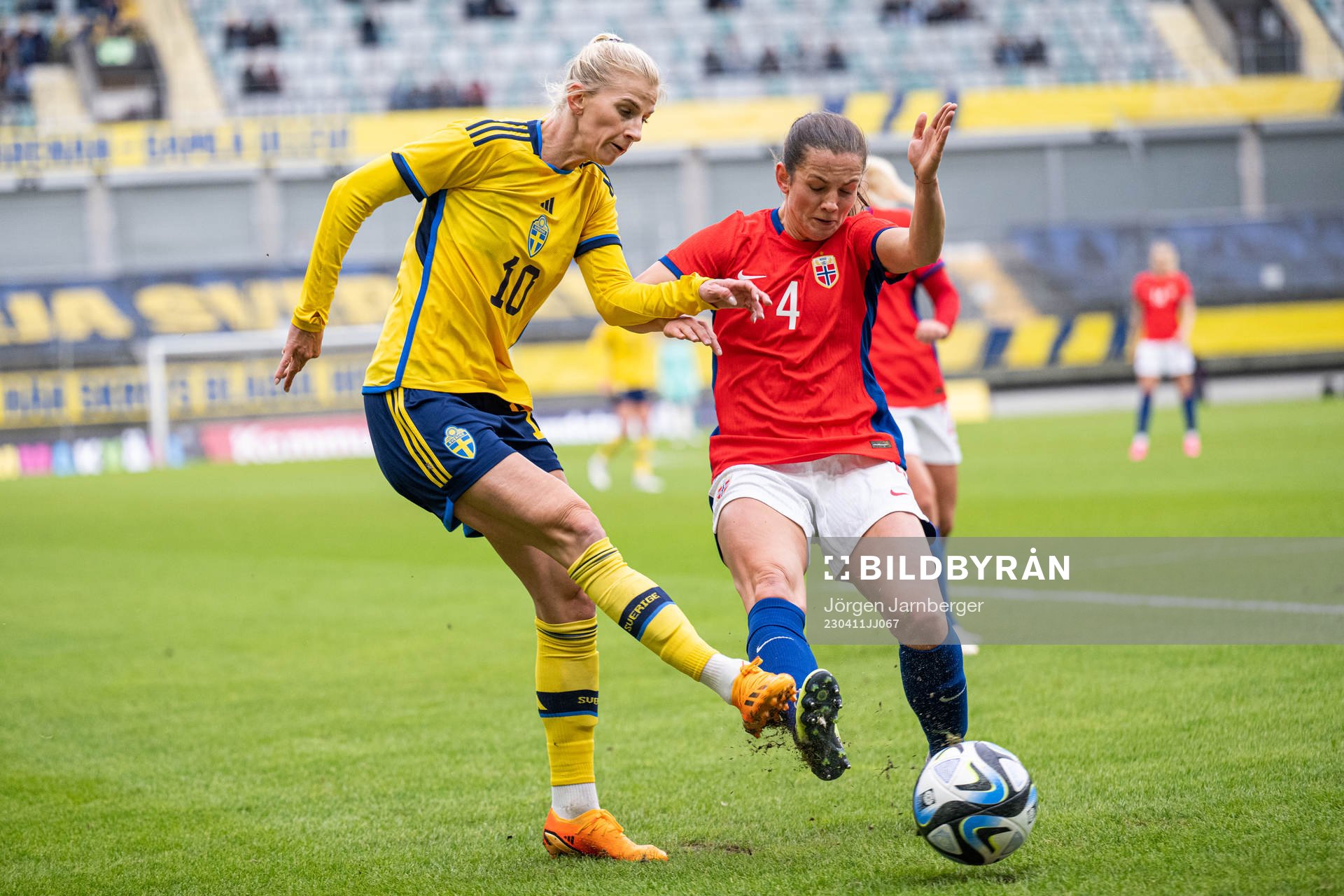 Sofia Jakobsson of Sweden and Tuva Hansen of Norway