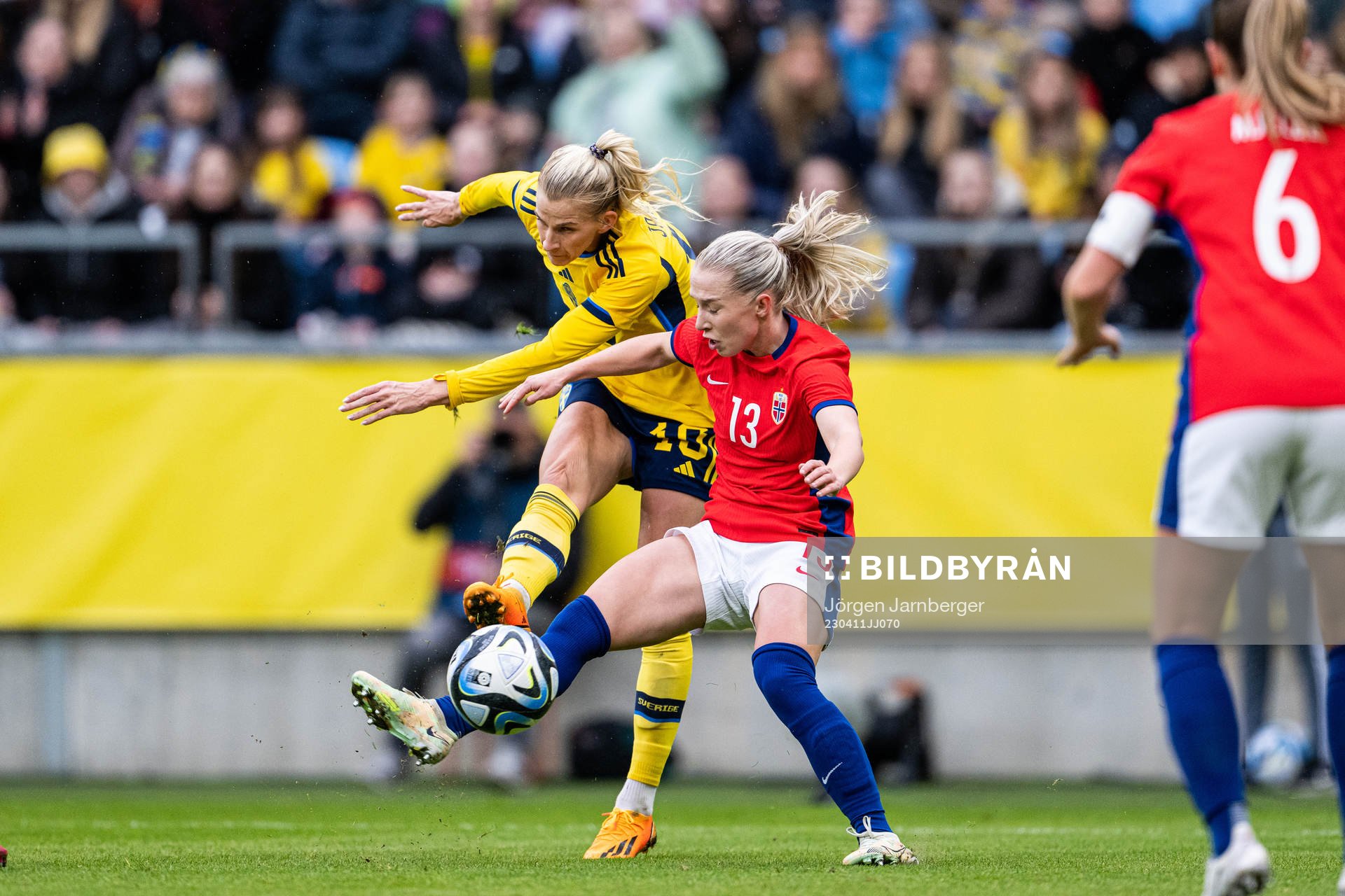 Sofia Jakobsson of Sweden ad Thea Bjelde of Norway