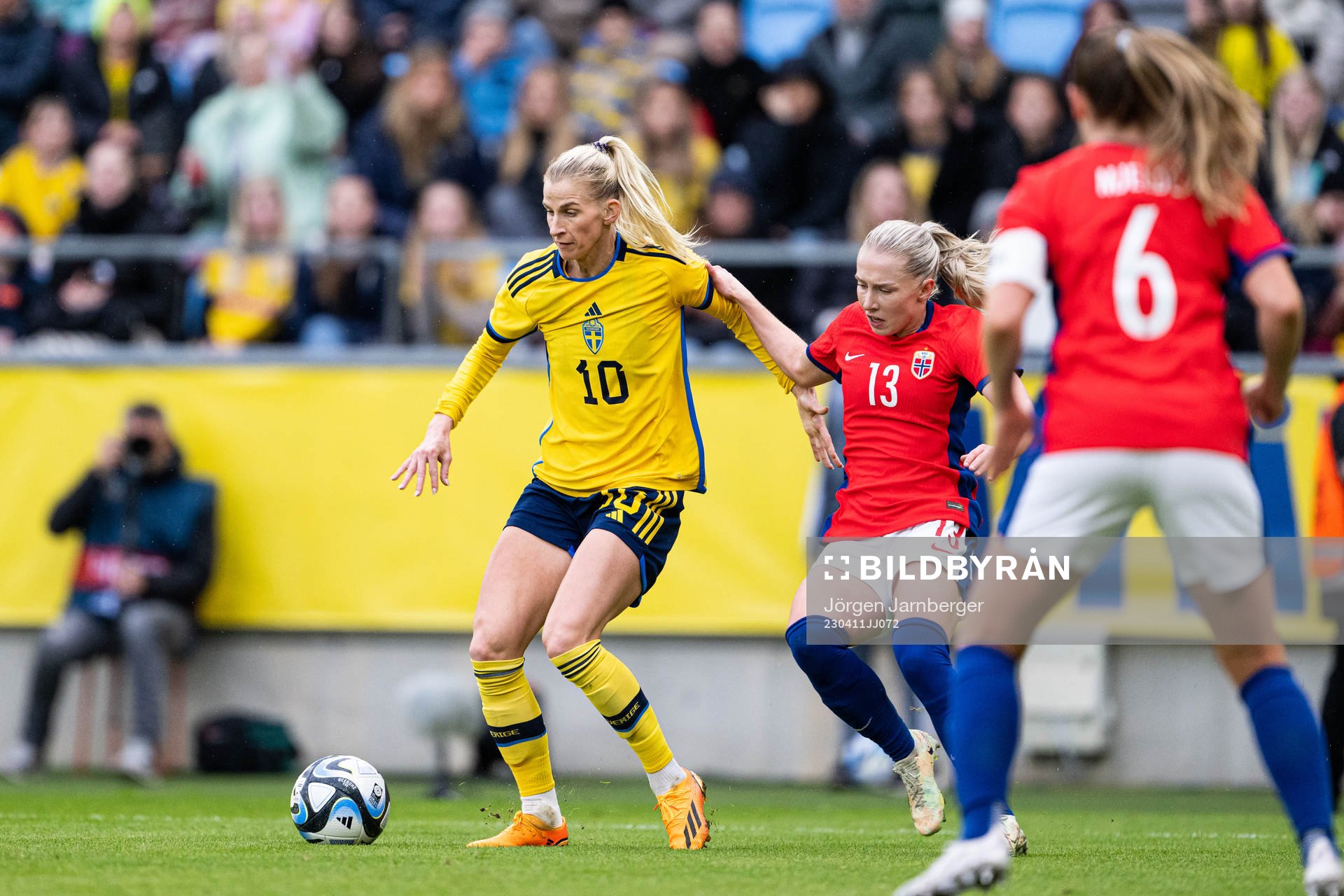 Sofia Jakobsson of Sweden ad Thea Bjelde of Norway
